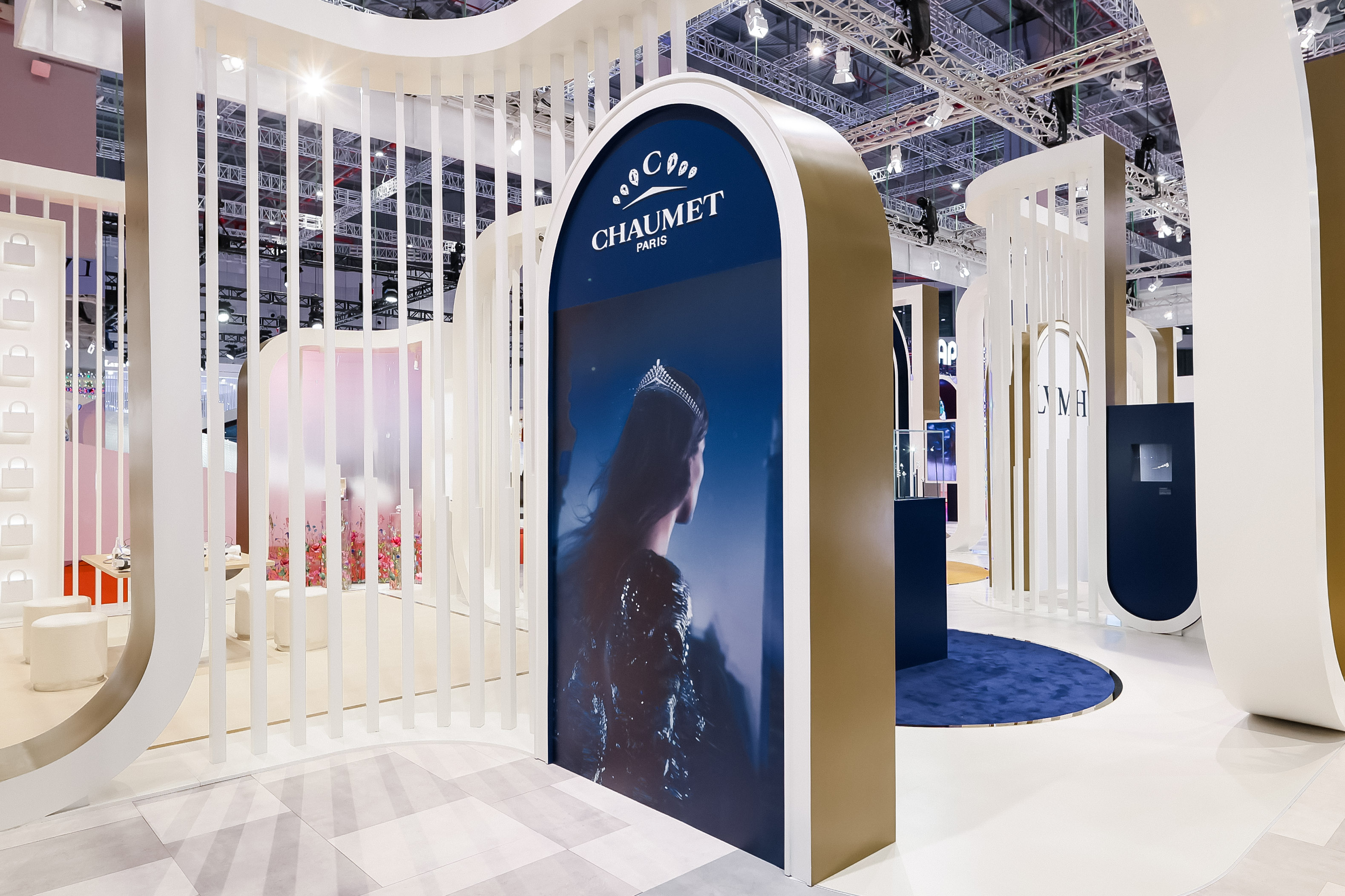 Levitation of a crown for Chaumet