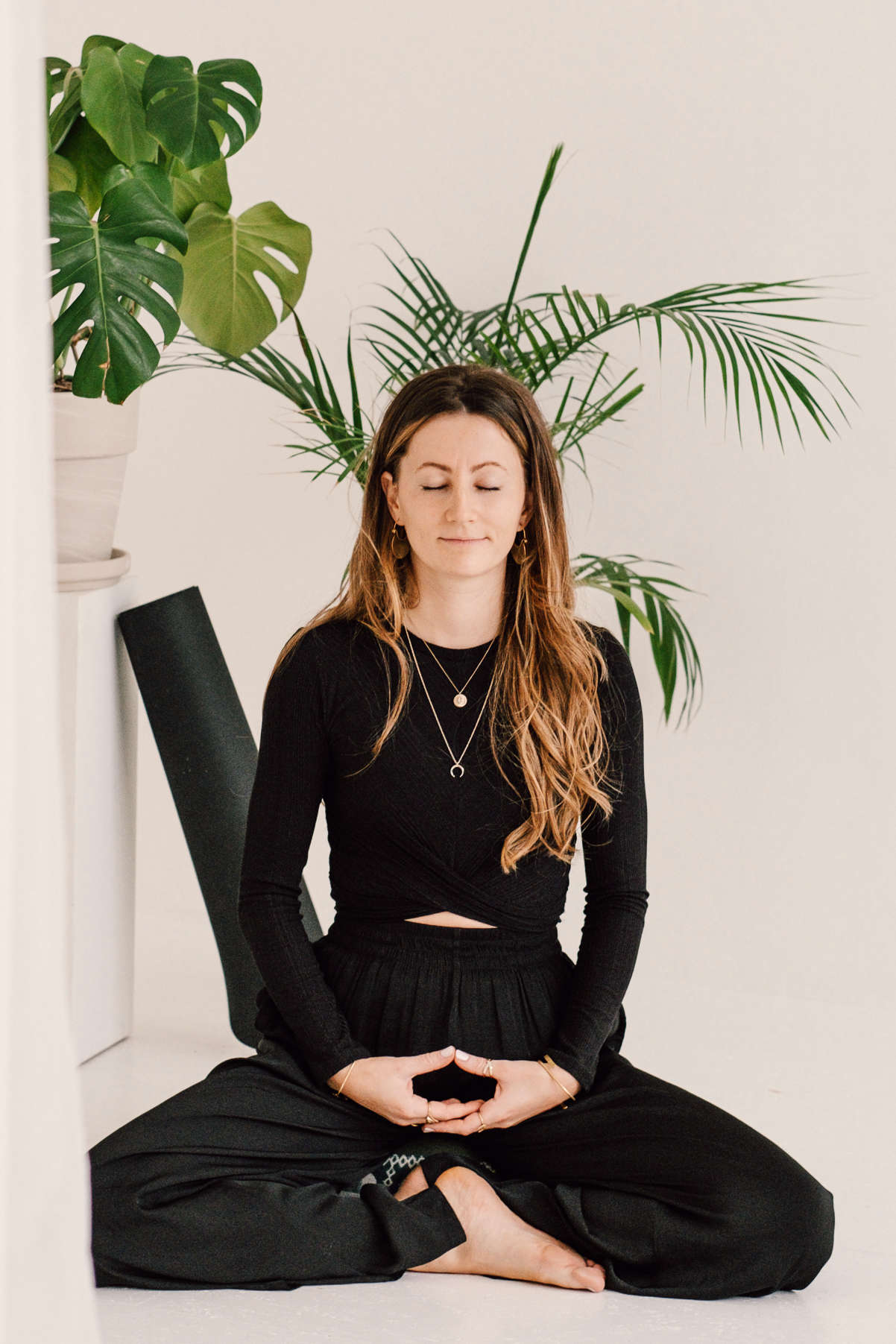 Franzi meditiert mit geschlossenen Augen