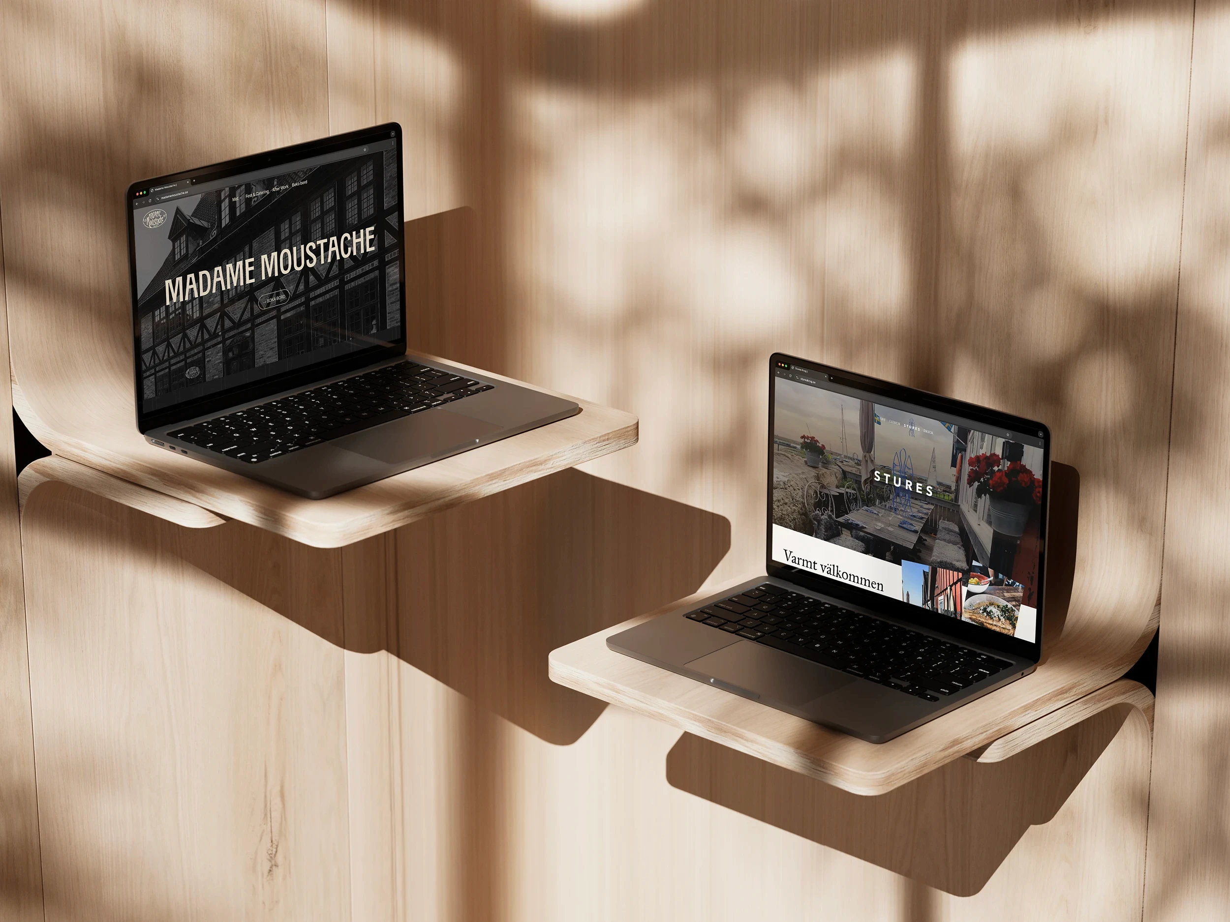 Två datorer på hyllor