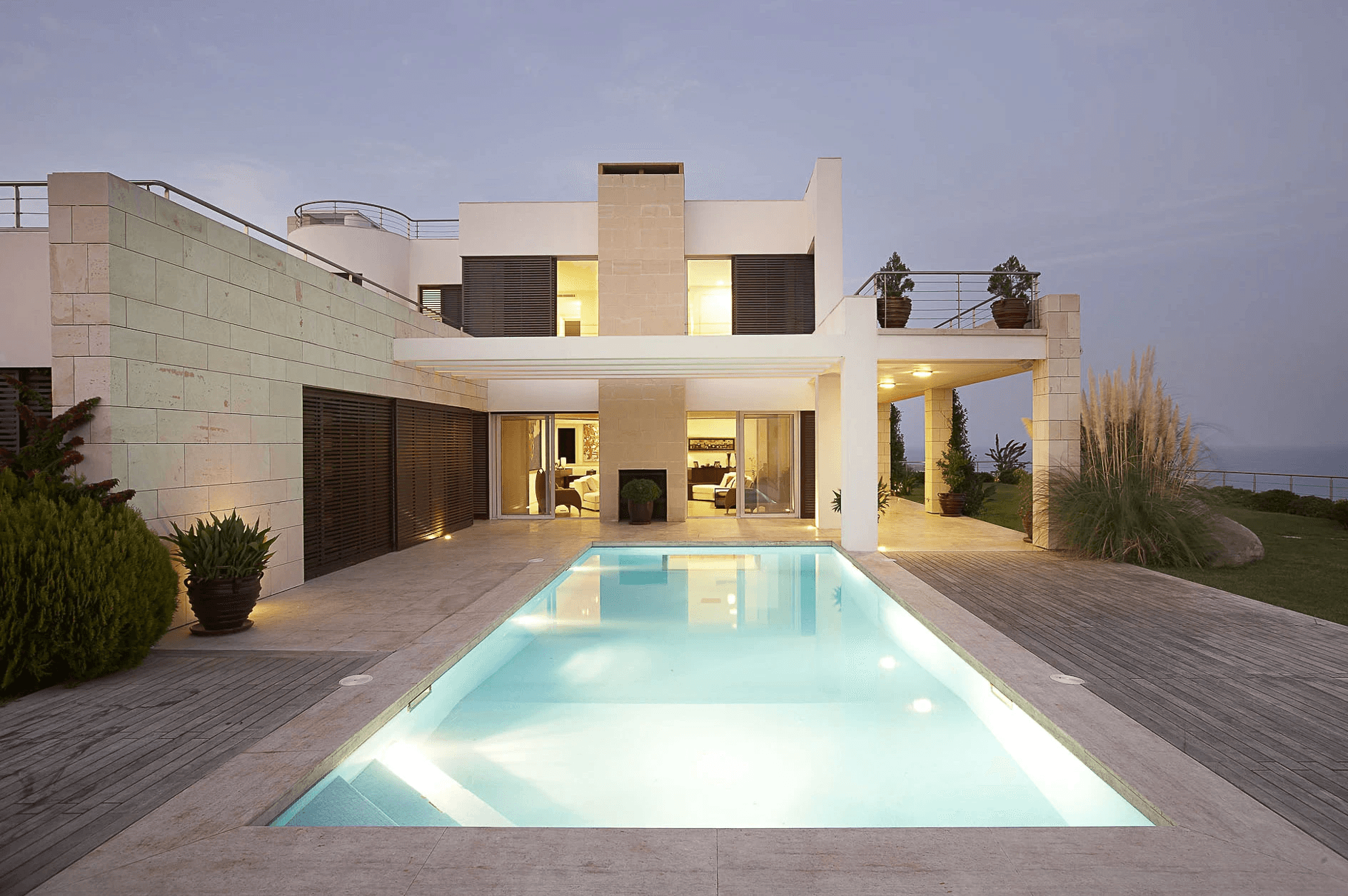 Main facade with the pool view