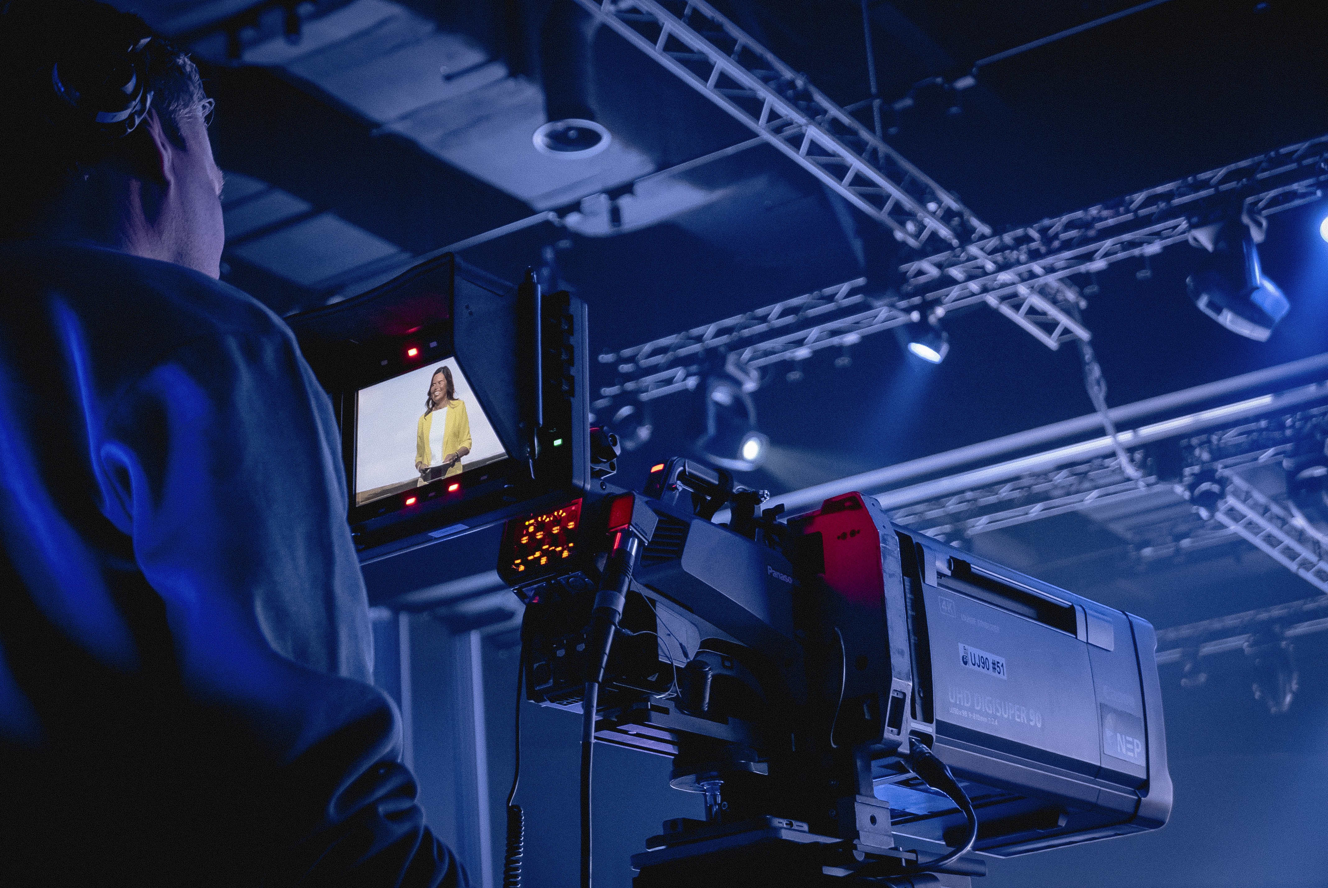 En kameraman filmar en kvinna med en stor kamera