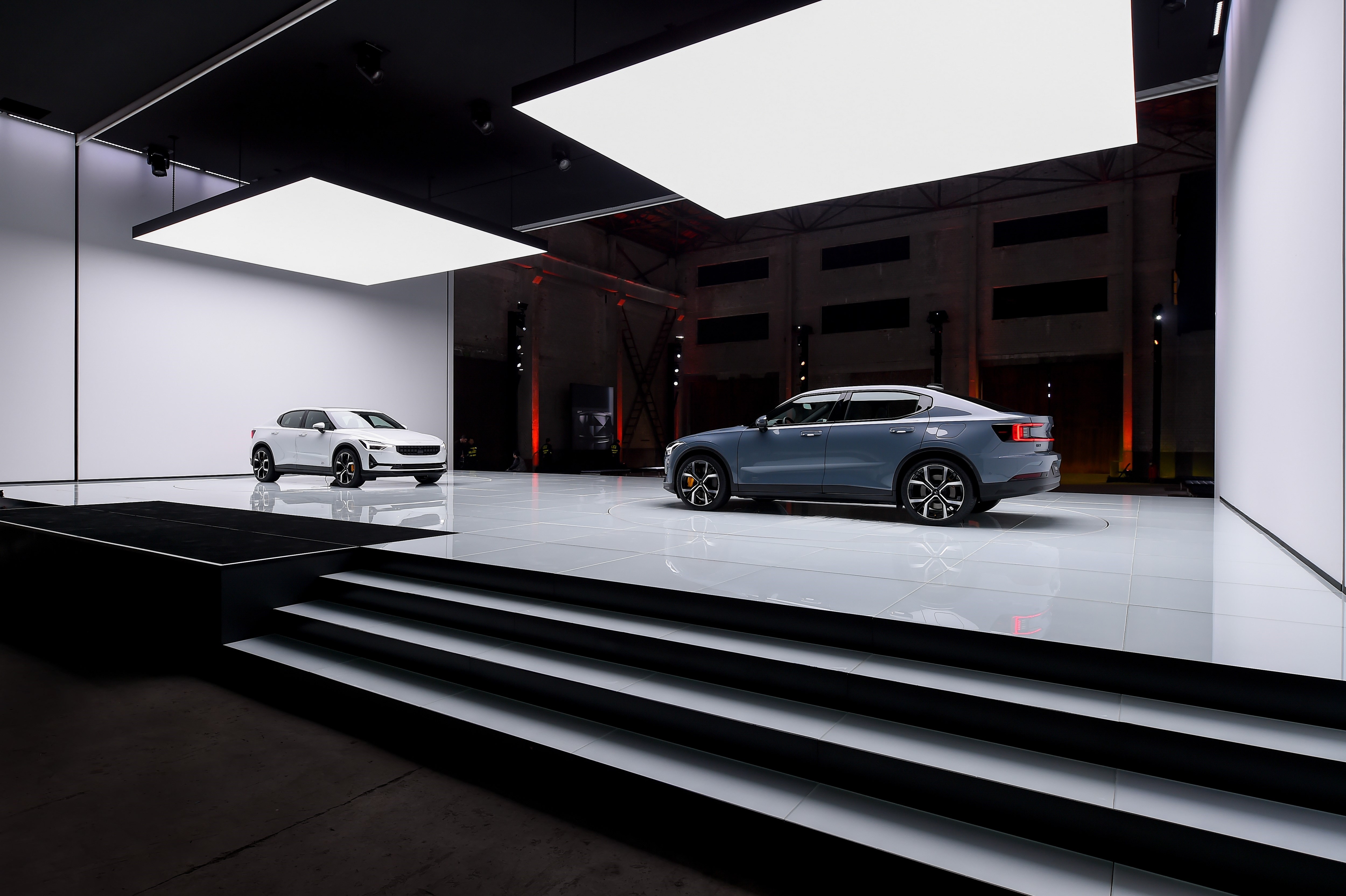 Deux Polestar 2 exposées dans un showroom moderne, illustration des différentes versions de Polestar 2 à comparer avant un achat d’occasion