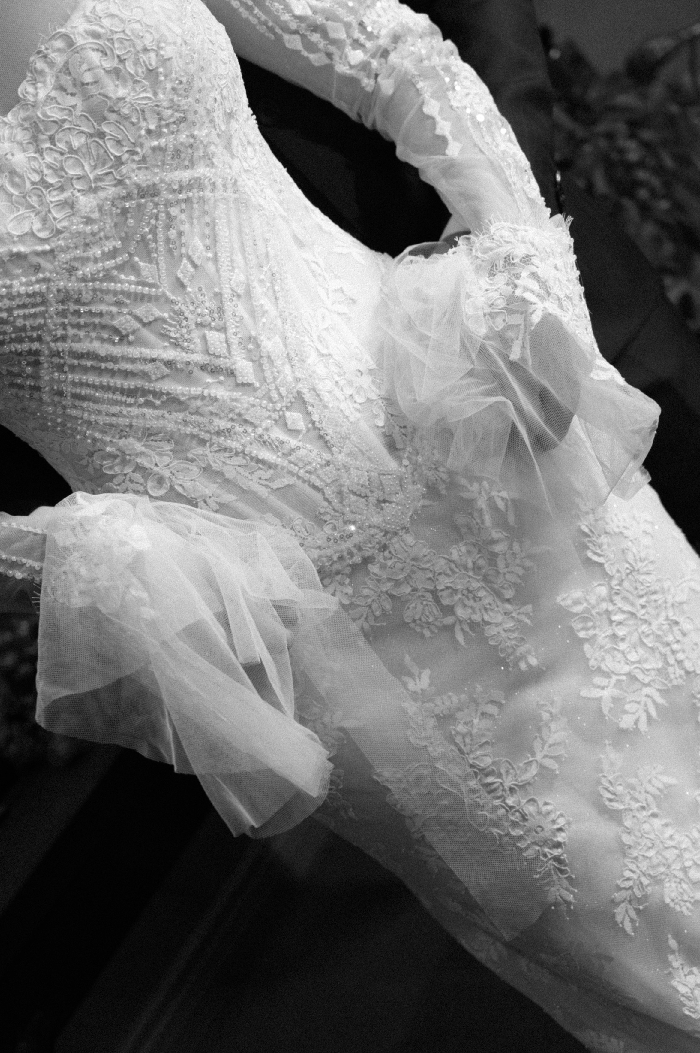 Detaliu alb-negru cu textura rochiei de mireasă, fotografie artistică de nuntă în București