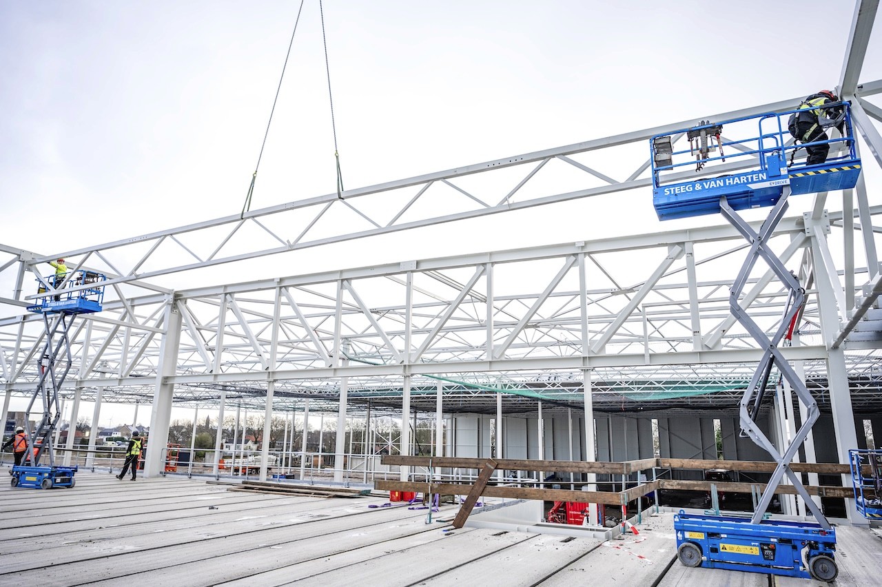 Staalmontage en blauwe hoogwerkers- Steeg en van Harten