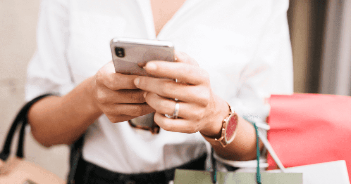 Ragazza che riceve una notifica per ritirare un ordine online in negozio.