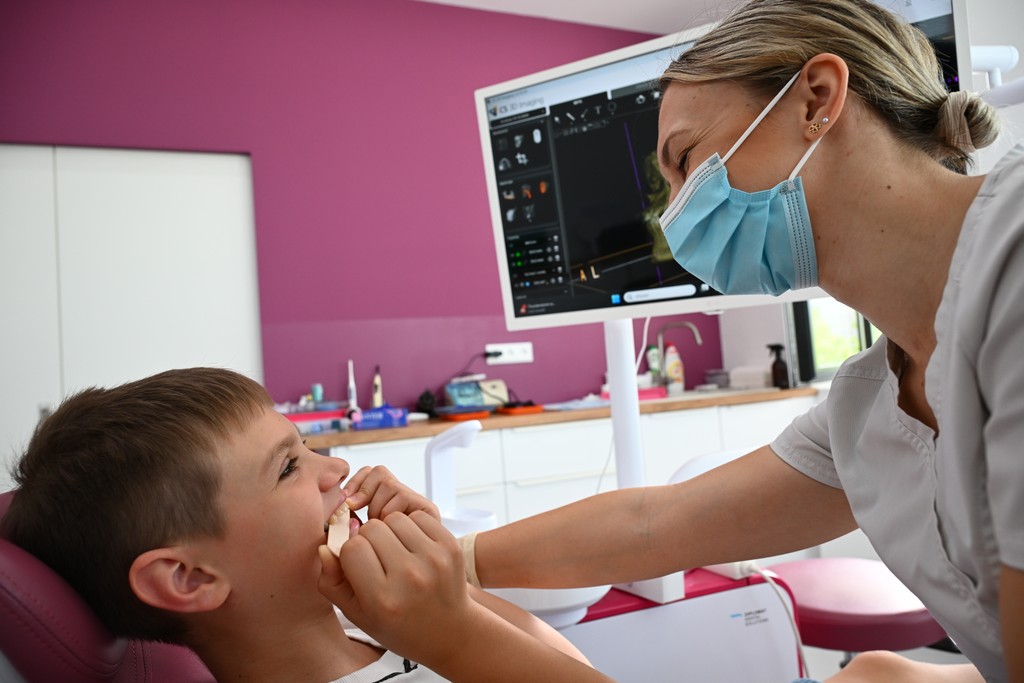 sestrička nacvičuje s dieťaťom myofunkčné cvyky 