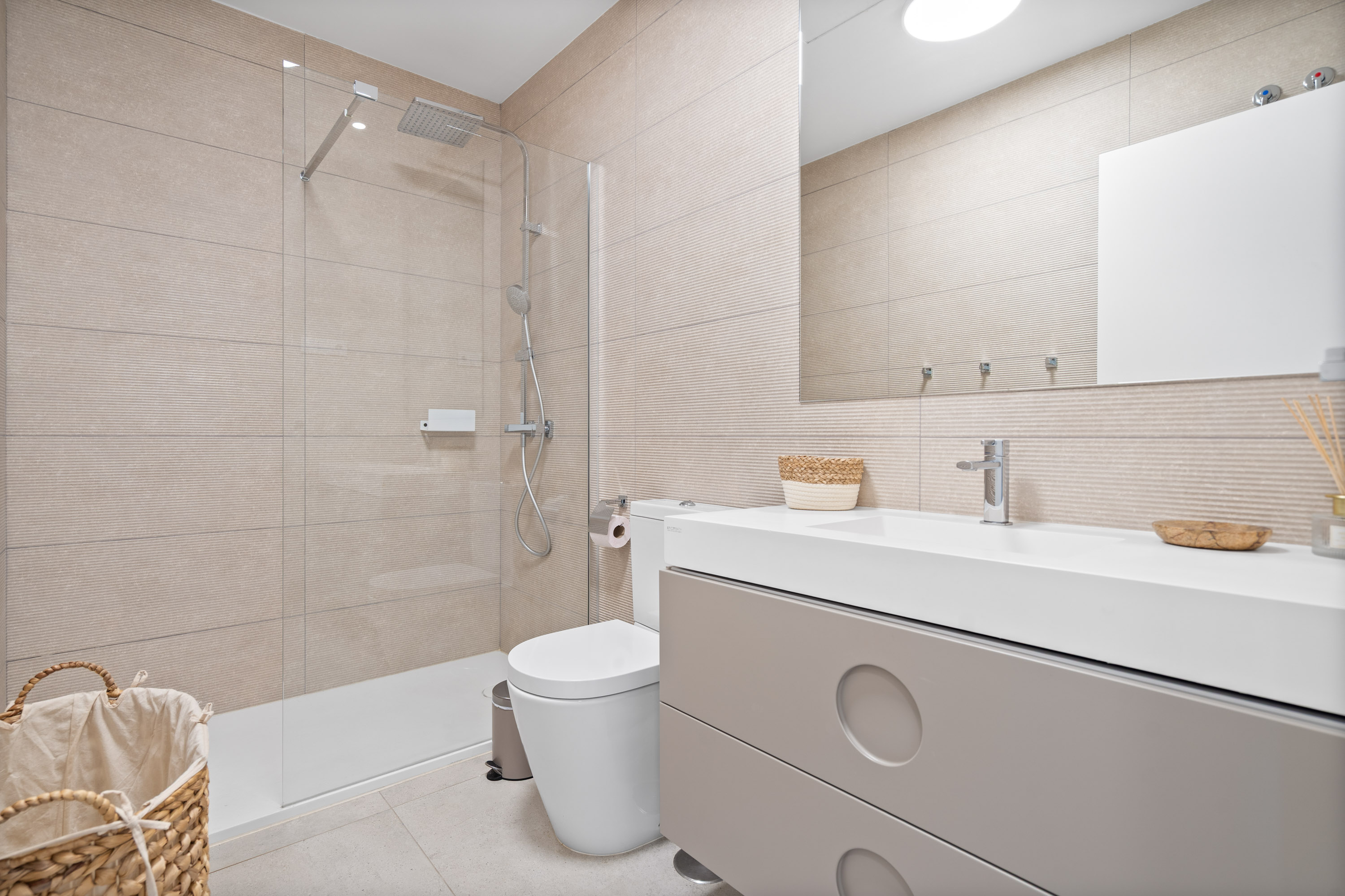 luxury condo with desk for working remotely in marbella rent by owner