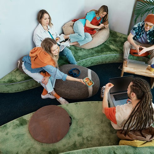 Imajen de empleados comiendo snacks en la oficina
