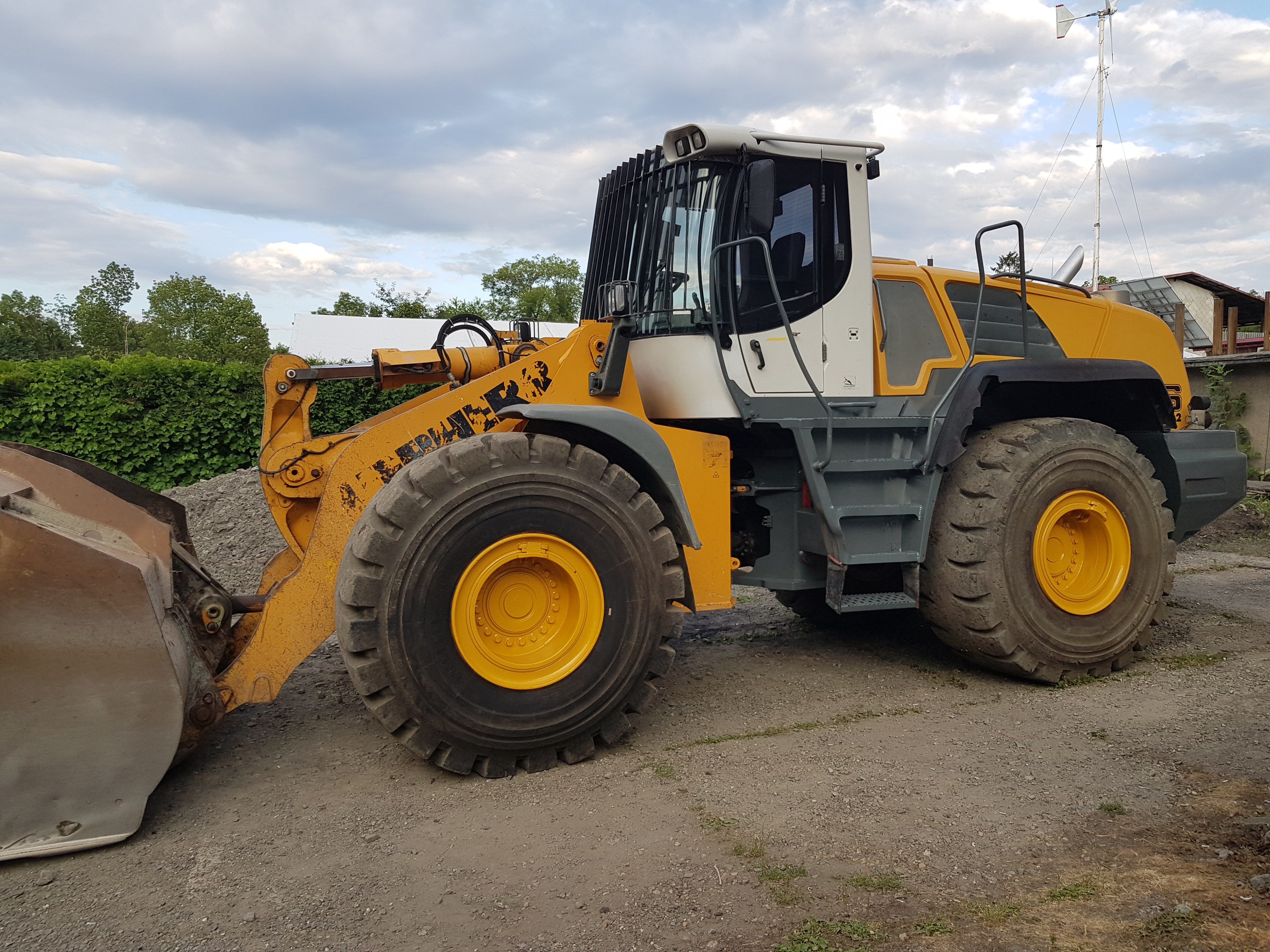 Pojazdy wykorzystywane w szkoleniach CKZ Cypcer – szeroka gama pojazdów, w tym samochody osobowe, ciężarowe i dostawcze.