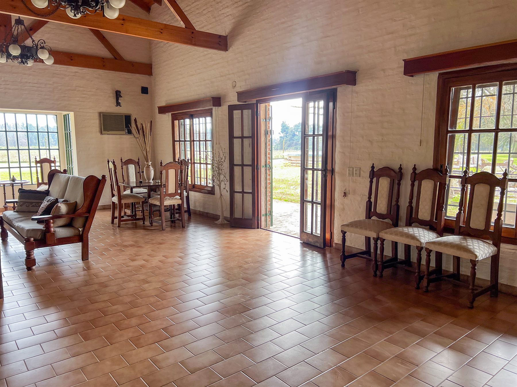 El salón comedor de la casona, con techo a dos aguas