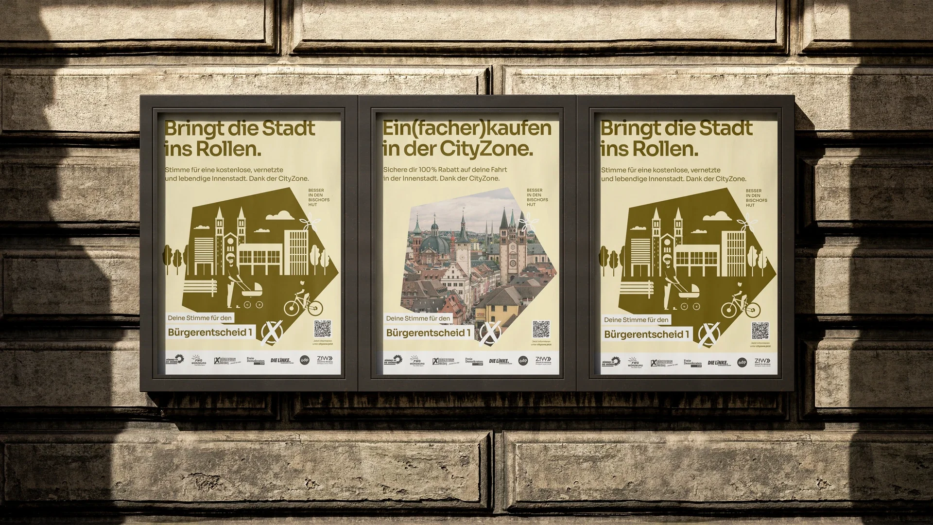 Drei Plakate für den Bürgerentscheid: Links ‘Bringt die Stadt ins Rollen’ mit einer Illustration von Gebäuden und einer Person mit Kinderwagen, Mitte ‘Ein(facher) kaufen in der CityZone’ mit einem Bild der Stadt und rechts wieder ‘Bringt die Stadt ins Rollen’. Werbung für eine kostenlose, vernetzte und lebendige Innenstadt dank der CityZone. Unten sind Logos von unterstützenden Parteien und Organisationen.