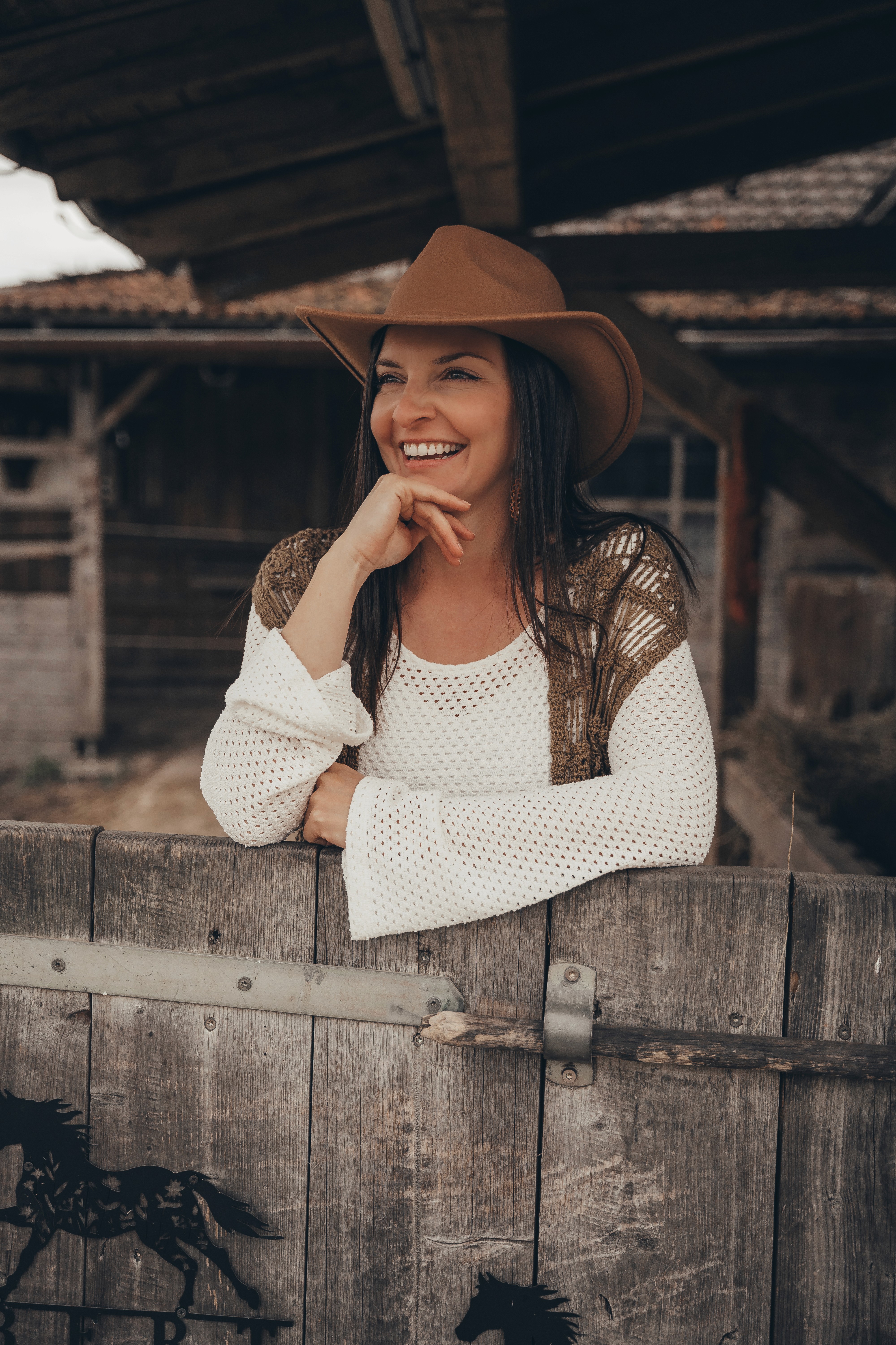 Natürliches Frauenporträt in Bogen – emotionale Portraitfotografie im rustikalen Ambiente.