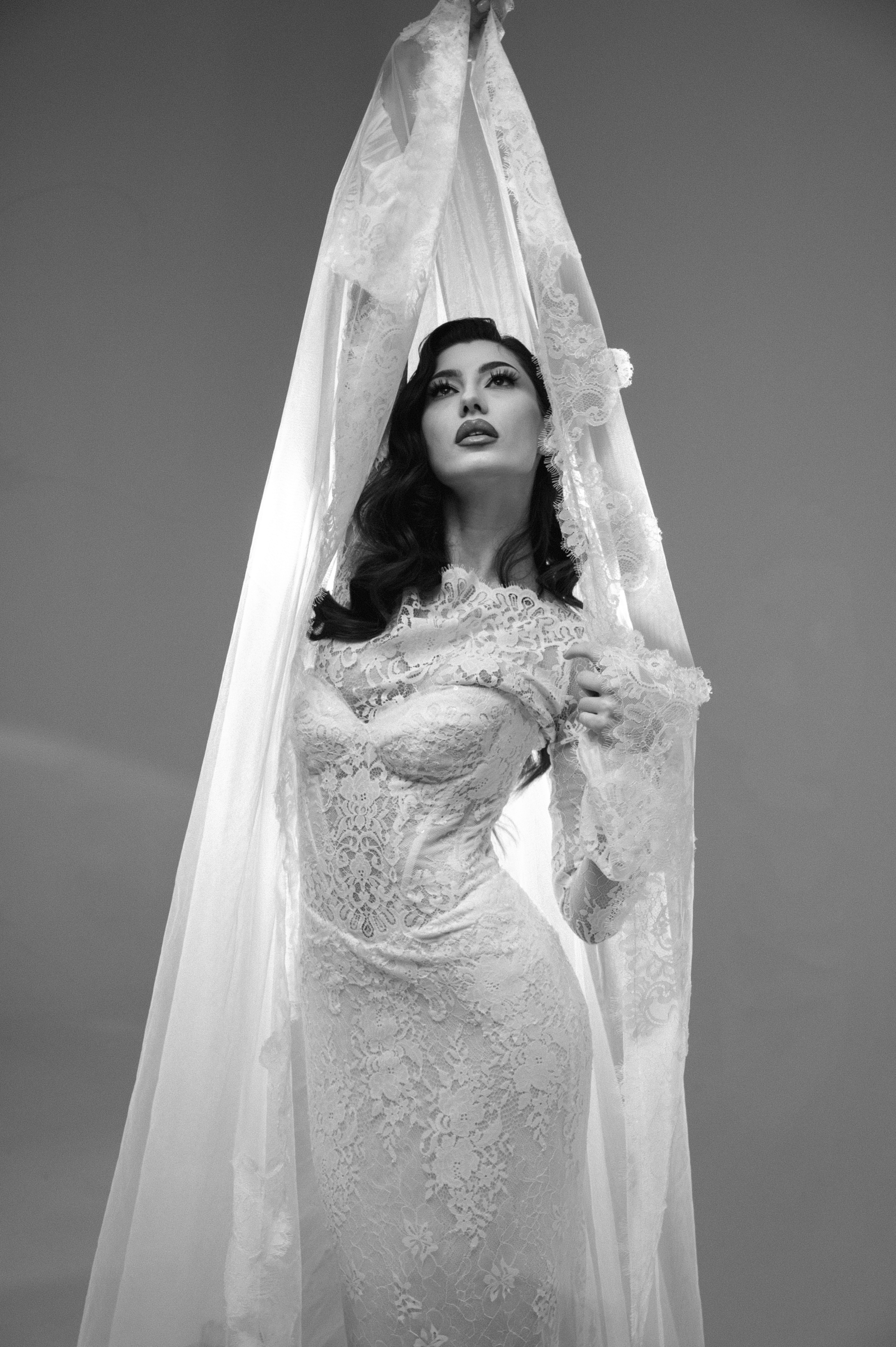 Portret alb-negru de mireasă cu voal și dantelă delicată, fotografie editorială în București