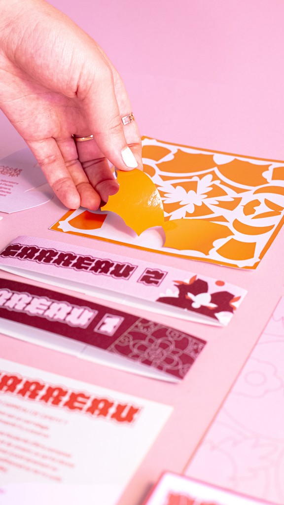 Signalétique extérieure du restaurant Au fil du goût, alliant visibilité et identité graphique forte. Composition graphique moderne pour une communication claire et attractive.