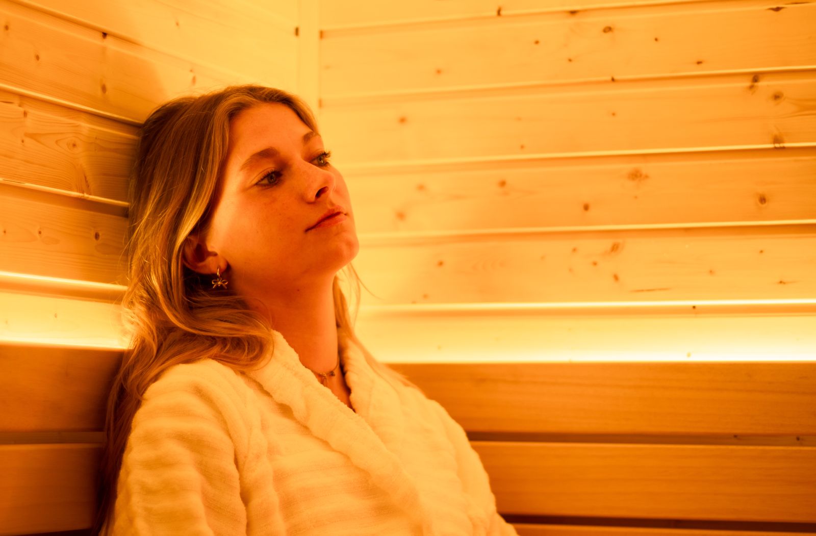 Exterieur van de STOOMR sauna bij zonsondergang