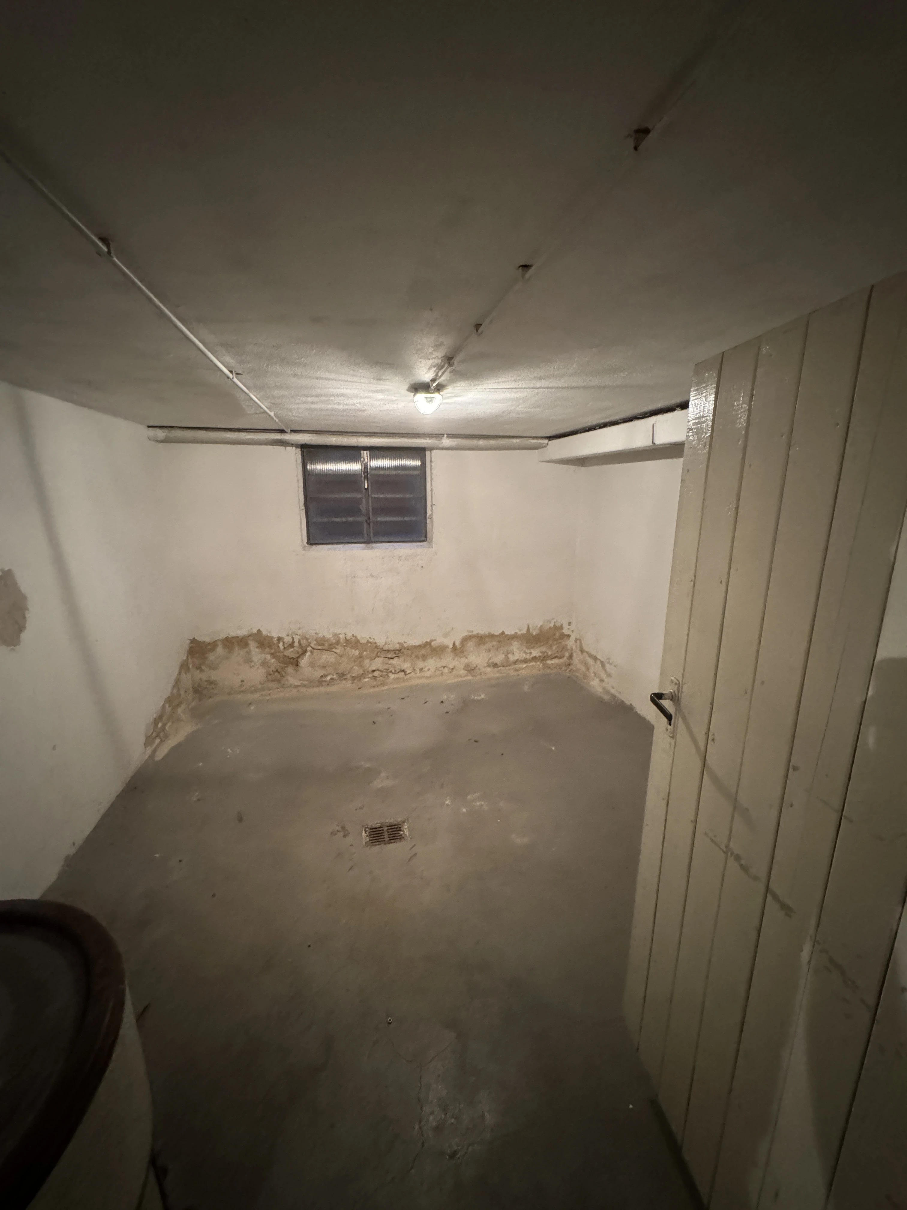 Abriss einer Innenwand mit Abbruchhammer in Kassel