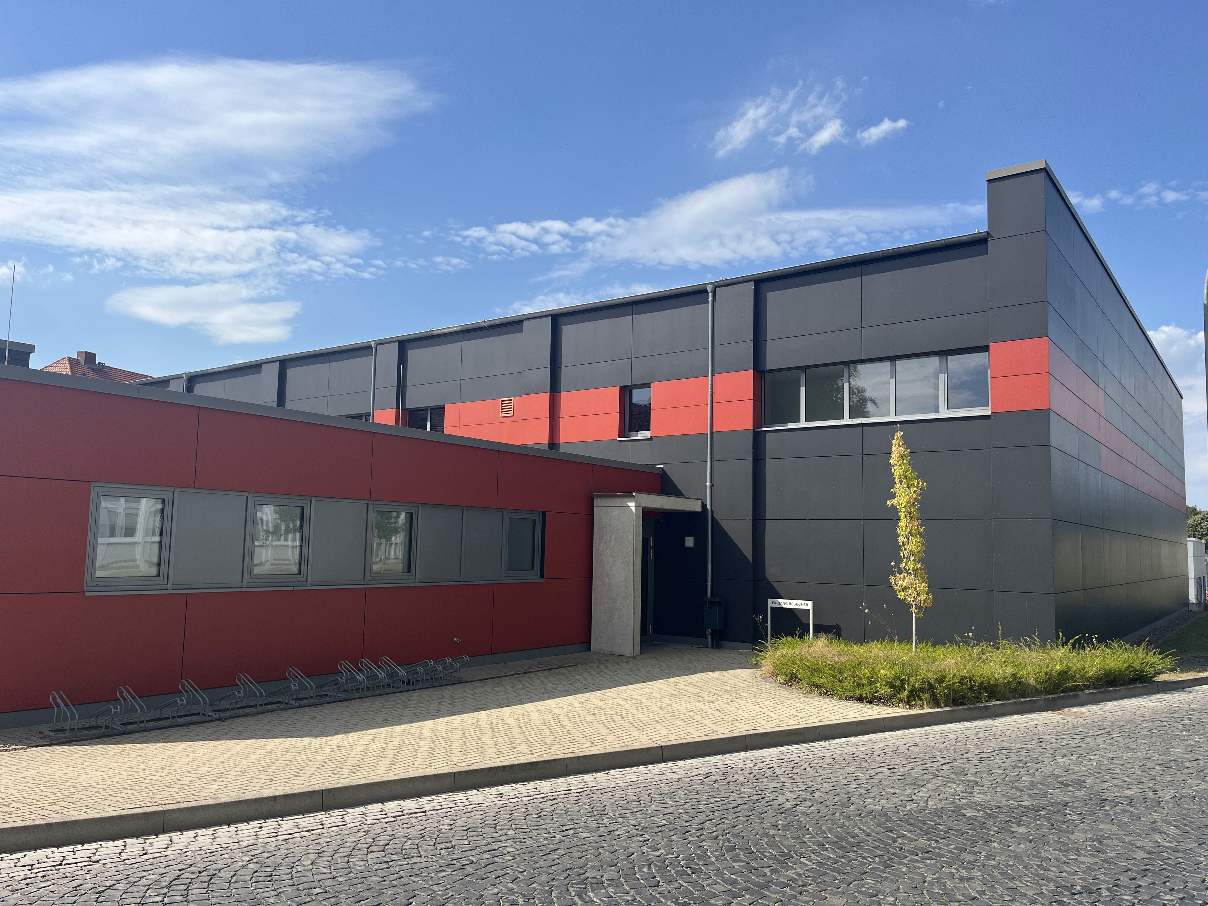 Sicht von der Seite auf schwarz-rote Sporthalle