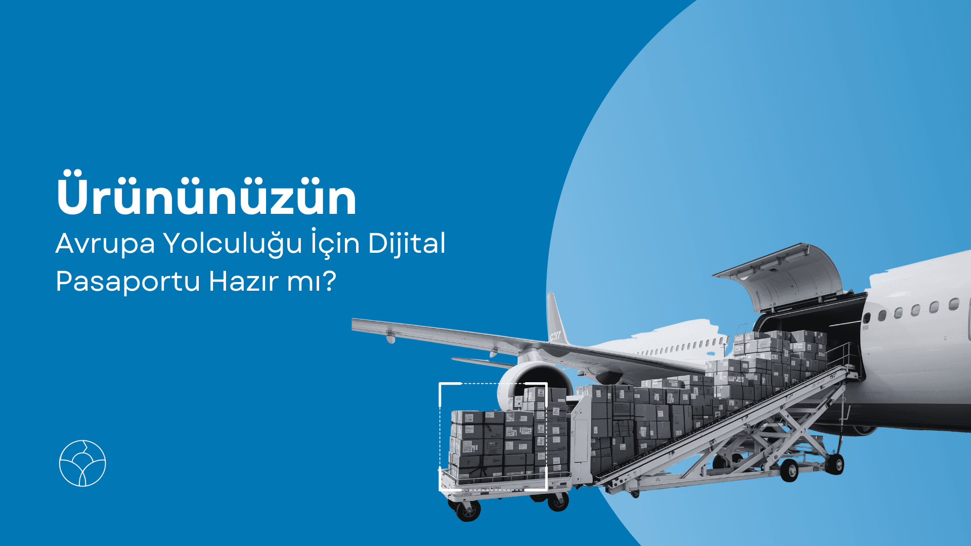 Sürdürülebilir ticaret kapsamında bir kargo uçağına yüklenen ürün kolileri ve dijital veri akışını temsil eden QR kod simgesi.