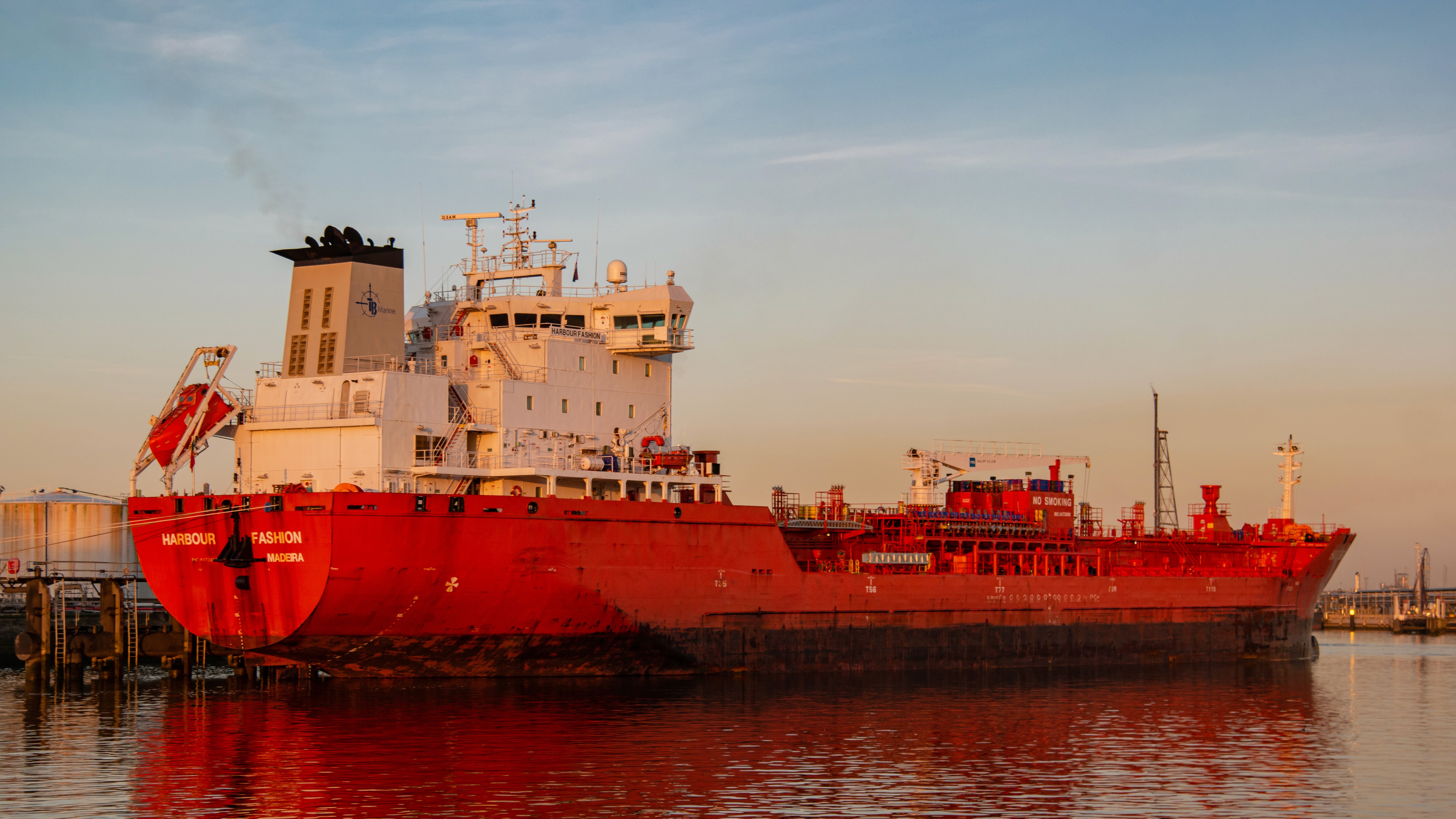 Oil tanker delayed at port in Rotterdam