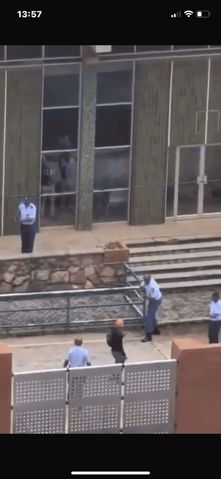 Photo:Viral video shows knife attack on police – South African Daily
