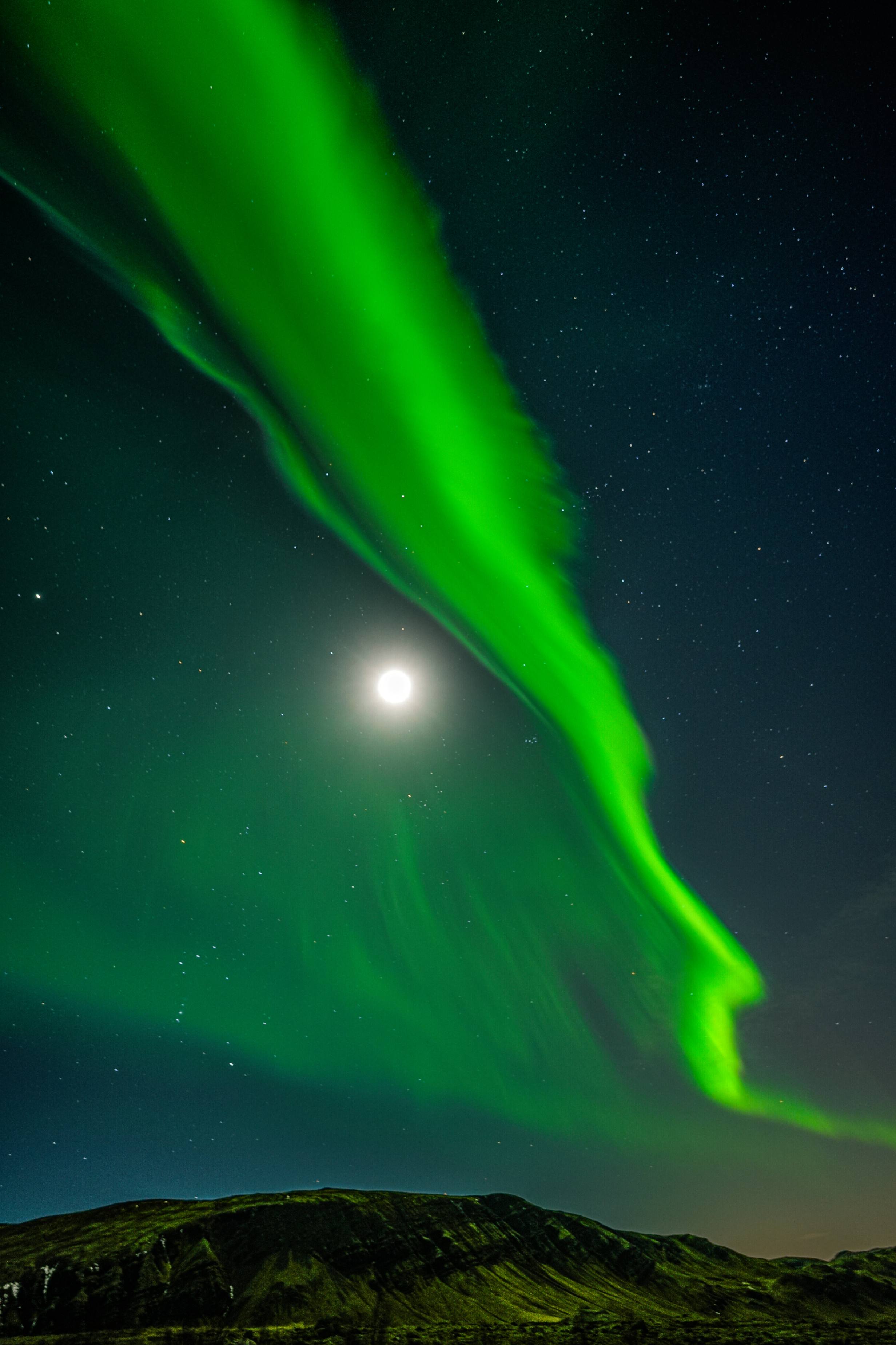 Northern Lights tour photography from Aurora Experts in Iceland, featuring guests beneath the aurora, winter landscapes, and vivid skies over remote Icelandic locations.