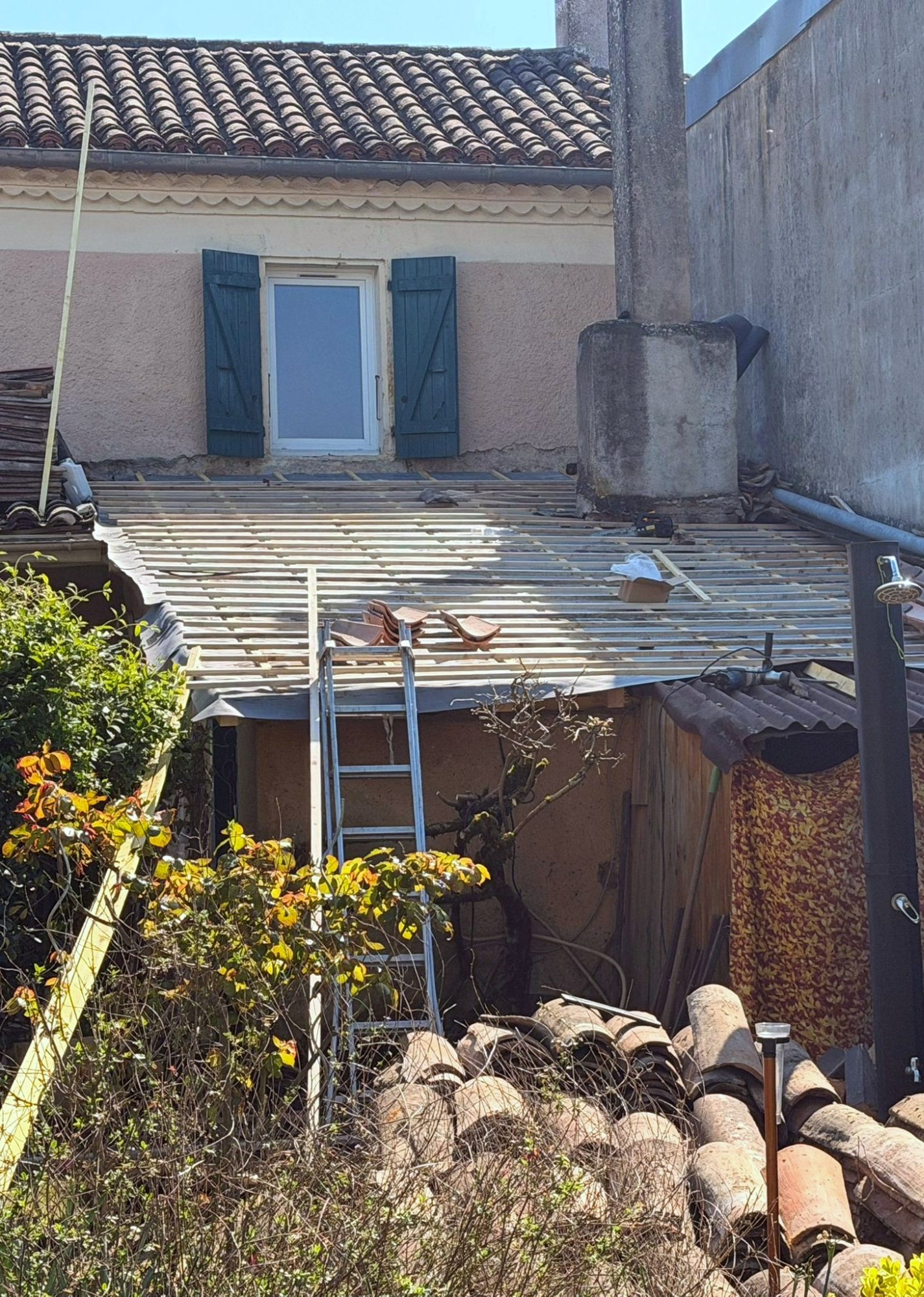 Couvreur posant des chatières de ventilation sur une toiture en tuiles à Saint-Girons