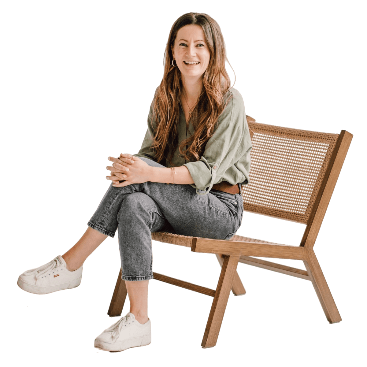 Franzi sitzt auf Stuhl