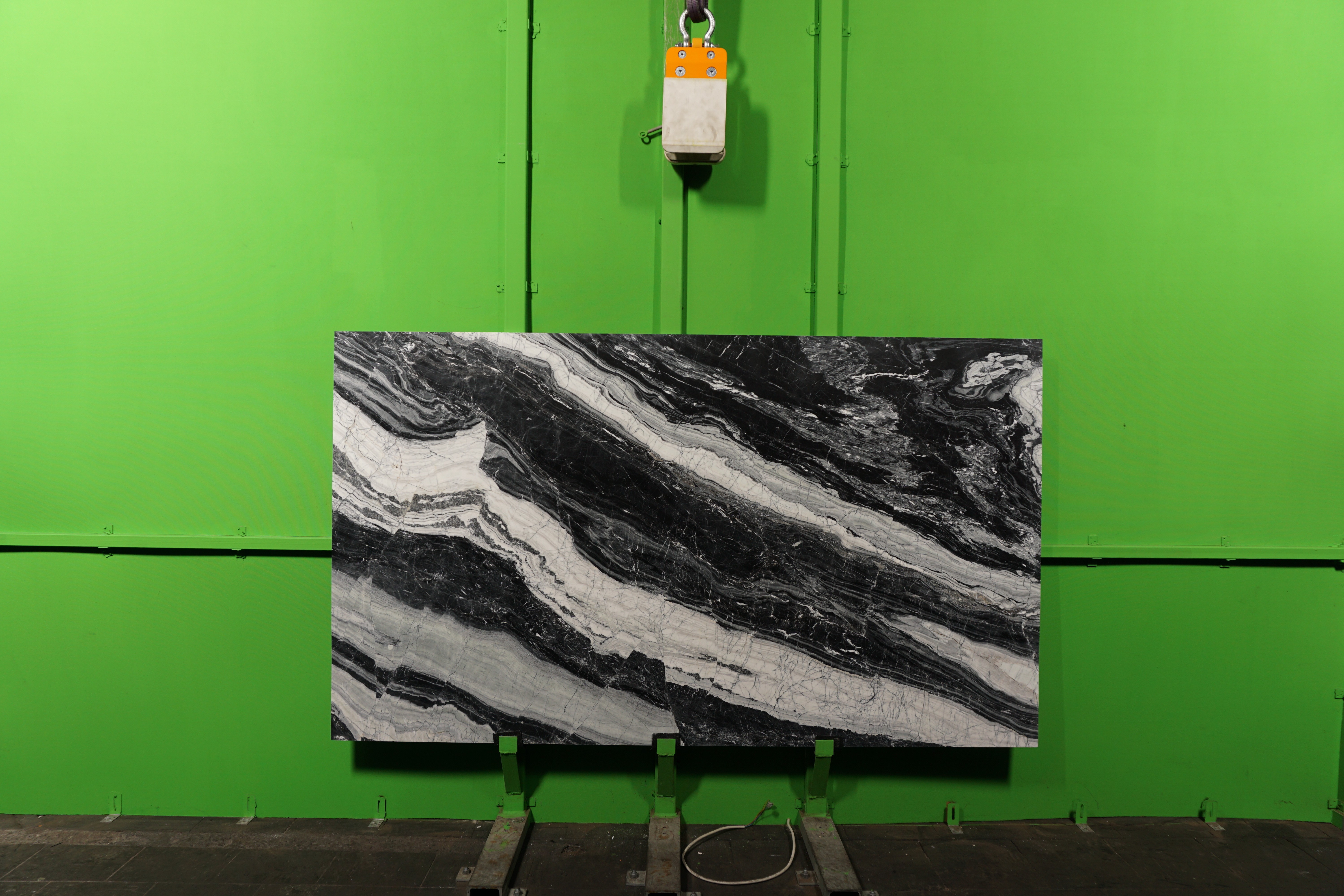 Panda Black Marmor Platte mit schwarz-weißer Maserung im Natursteinlager Uniiqo Naturstein Berlin