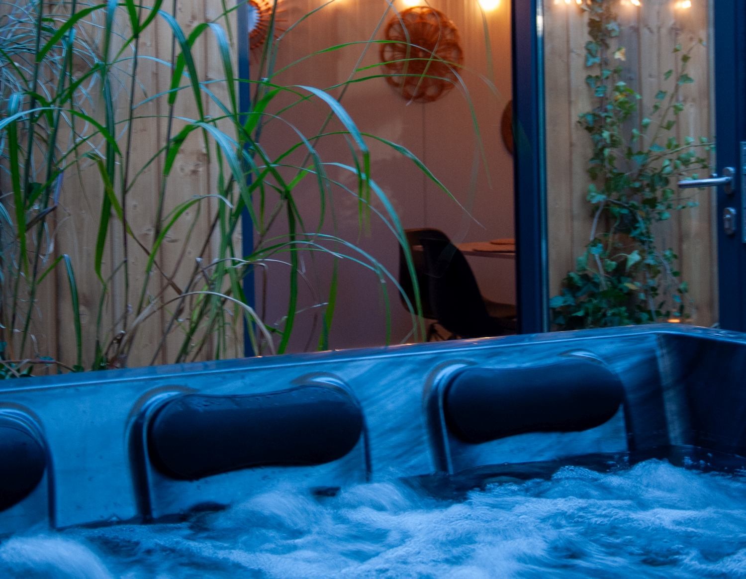 Jacuzzi i kameralna strefa relaksu w Niedźwiedzia 25 – regeneracja po wspólnym treningu podczas weekendu dla dwojga