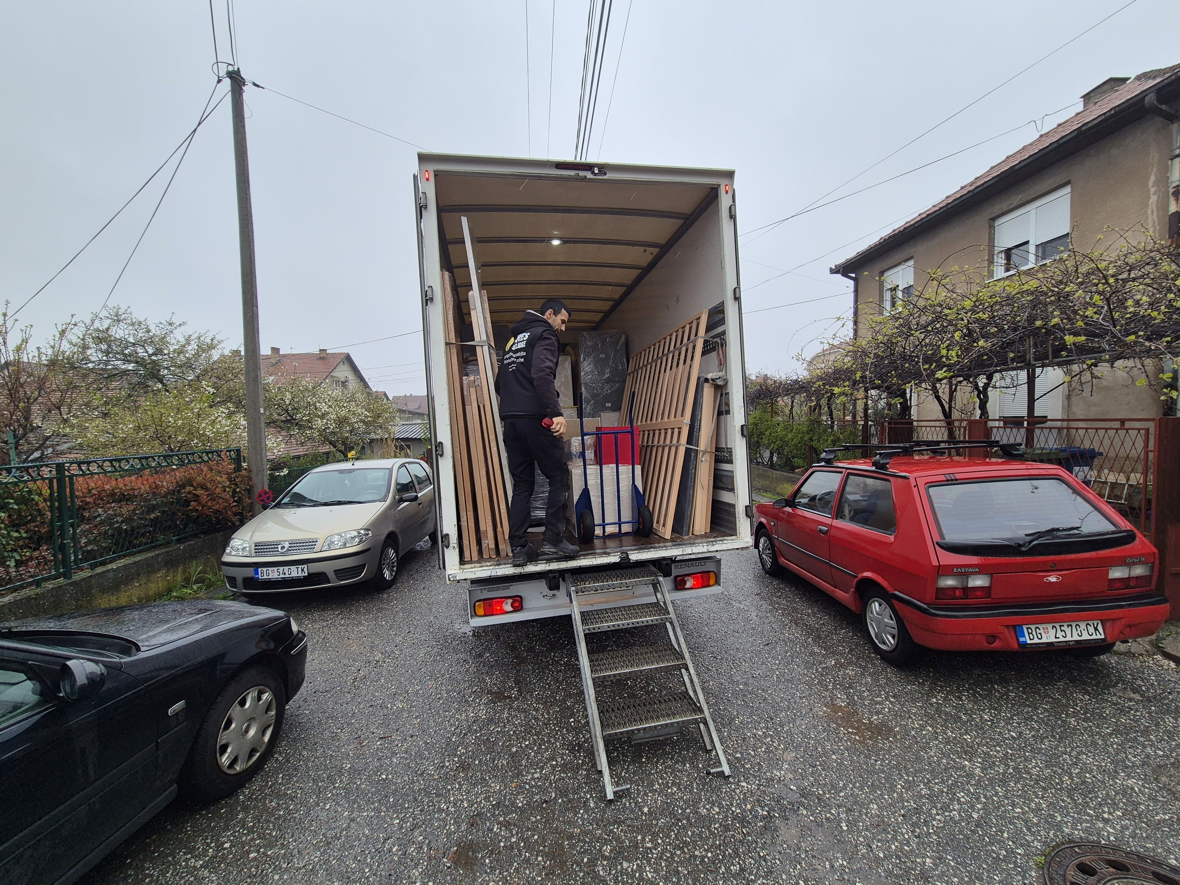 Radnik organizuje nameštaj u kamionu tokom selidbe u Beogradu
