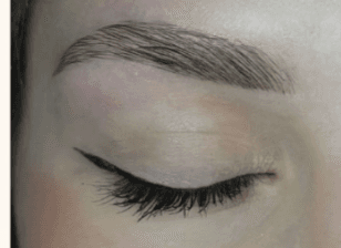 Rehaussement de cils et mise en forme des sourcils – regard naturel et net avec trait d’eyeliner discret, prestation beauté du regard en institut.