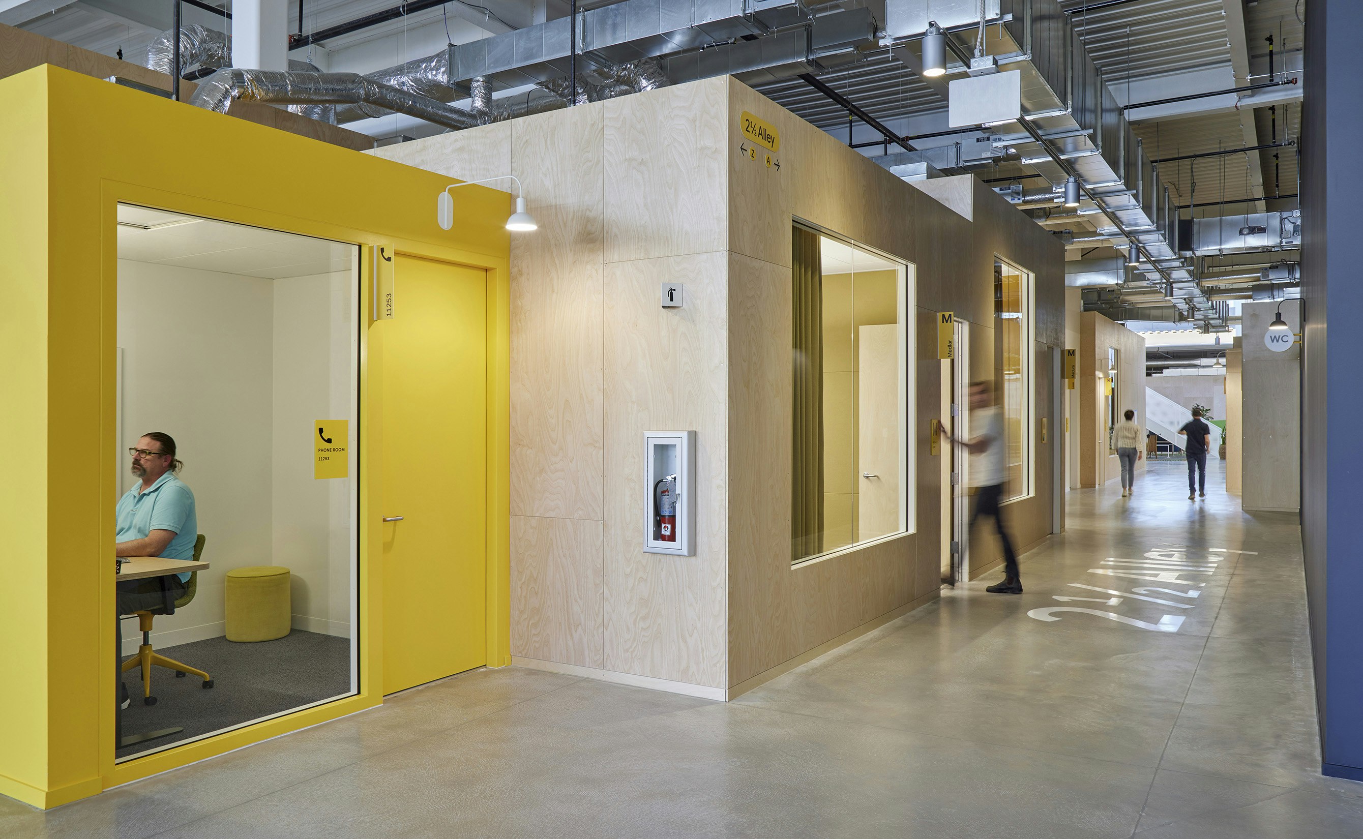 구글 베이뷰 캠퍼스에 있는 다양한 미팅룸의 모습