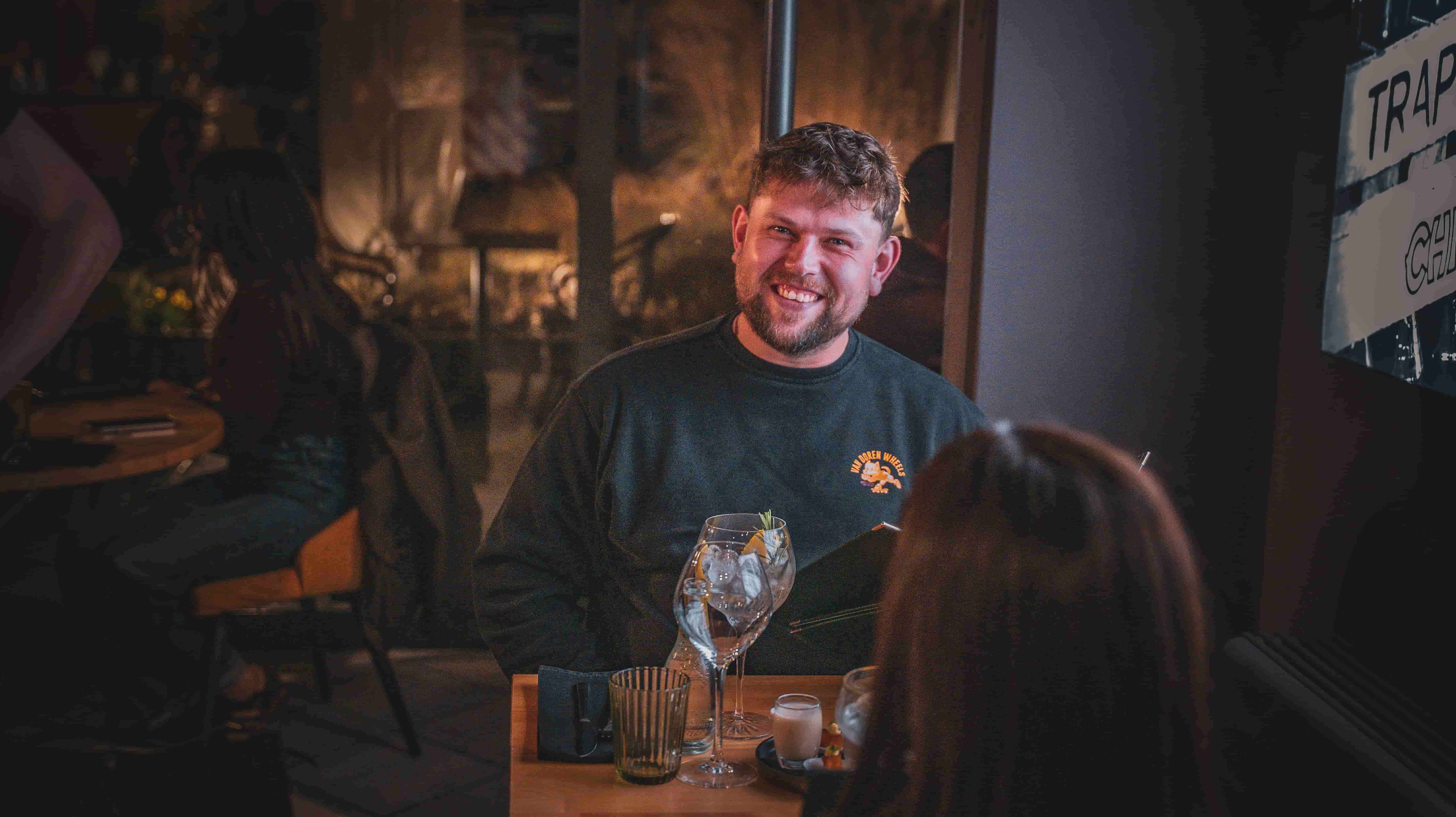 Ambiance conviviale et chaleureuse lors d'un repas au restaurant L'Entre-Temps à Chimay