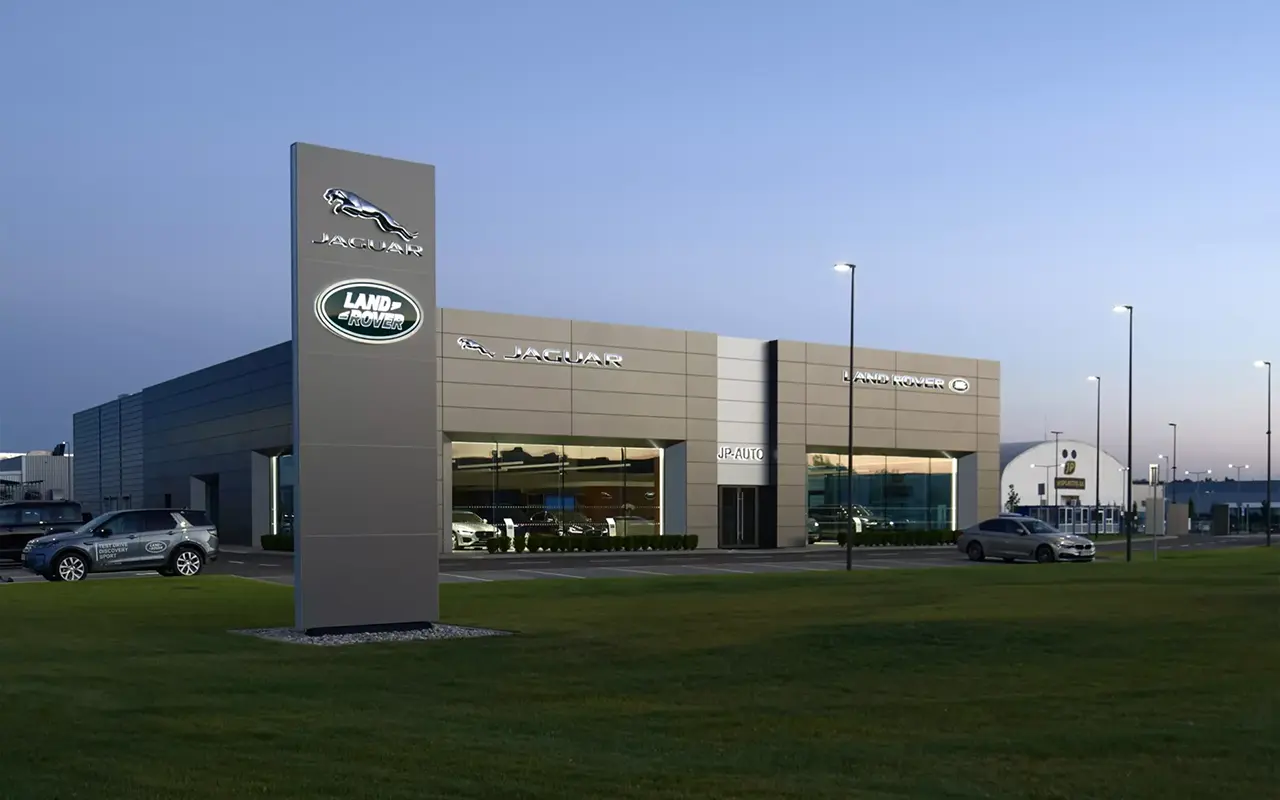 Bezrámové zasklení autosalon Jaguar