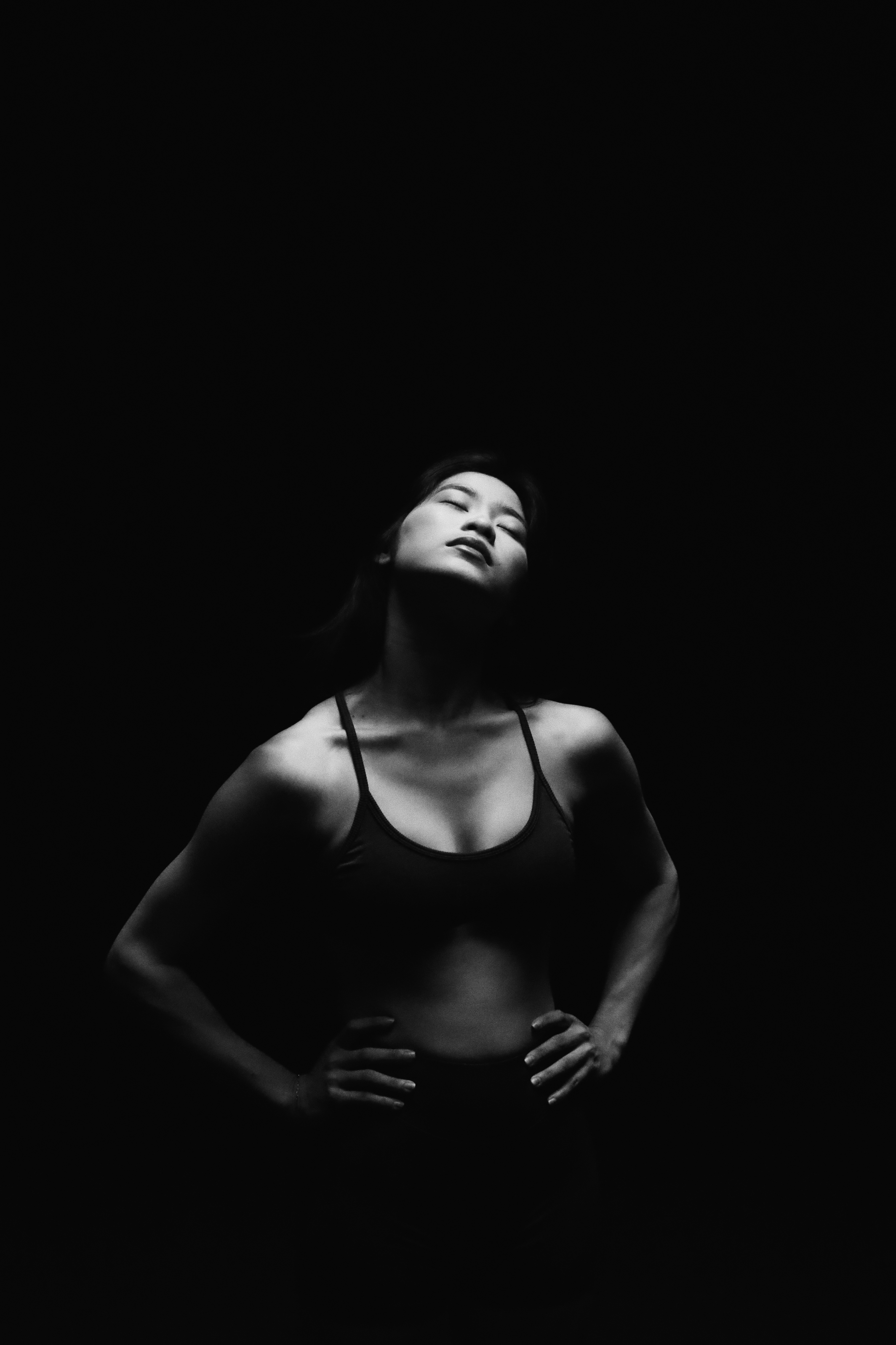 Person stand in front of a red sports oldtimer