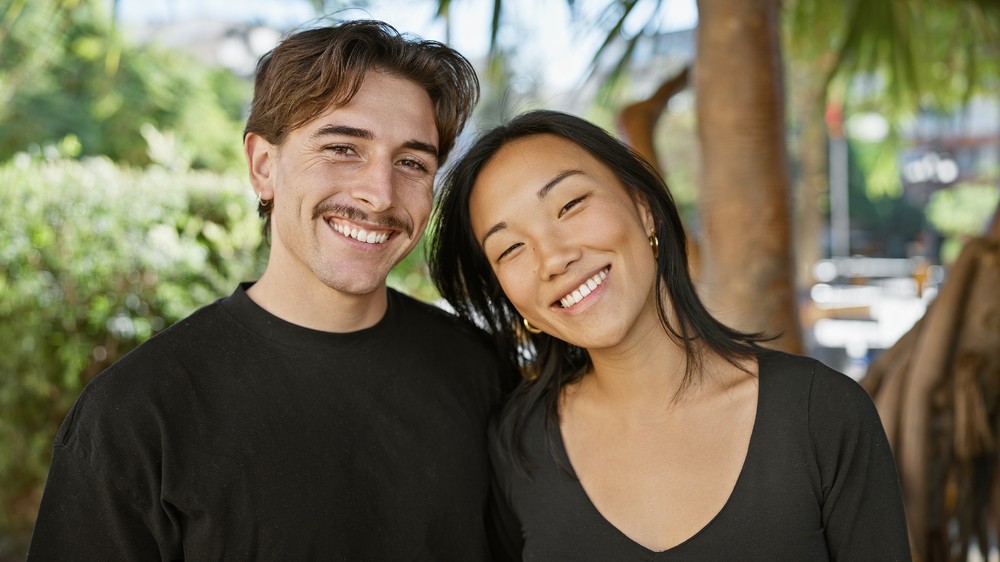 Couple souriant en extérieur, symbolisant la protection financière offerte par une assurance-vie temporaire de 10 ans.