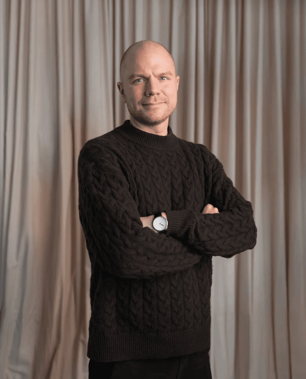 Woman in salon gives peace sign towards camera