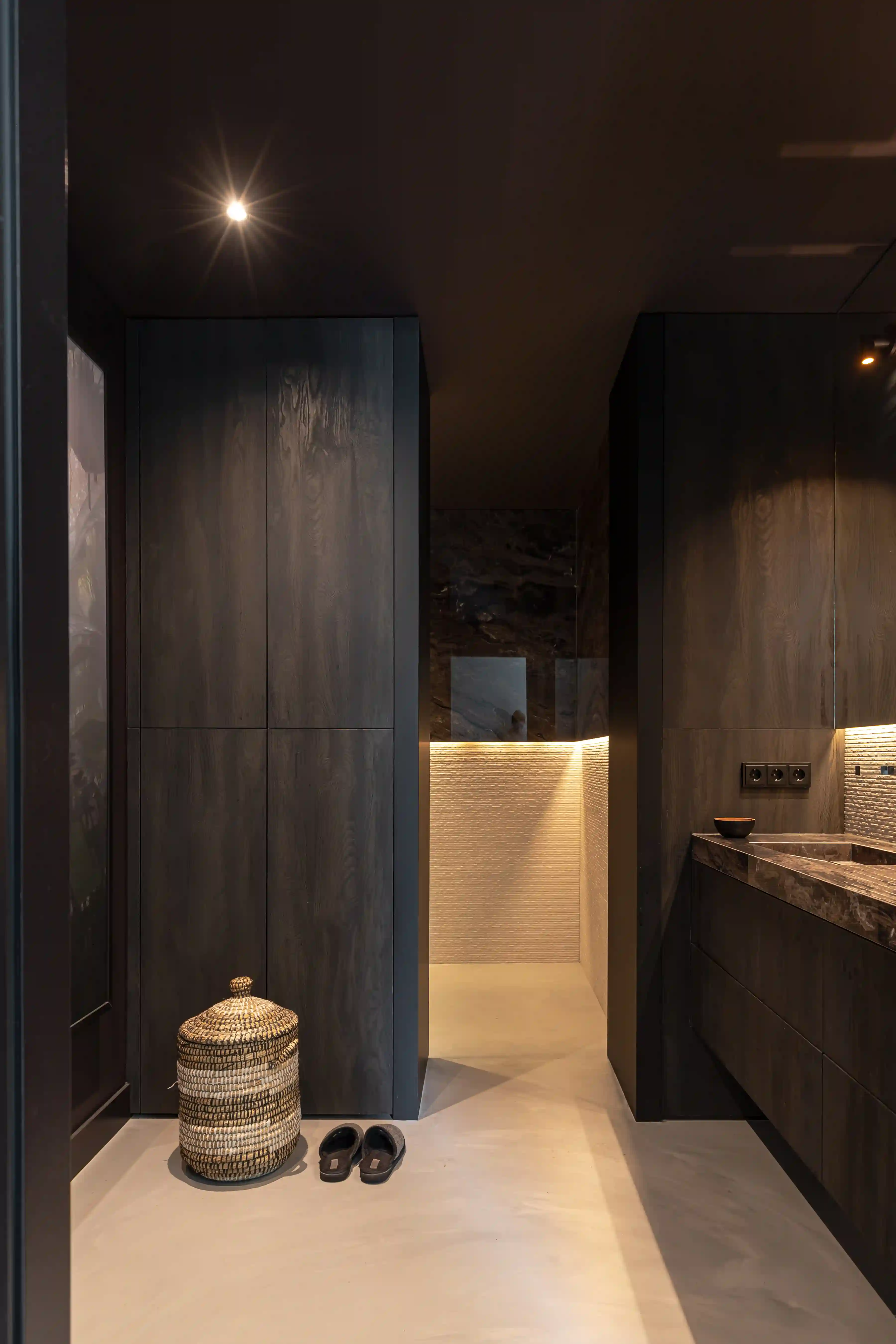 badkamer met wasmand en pantoffels