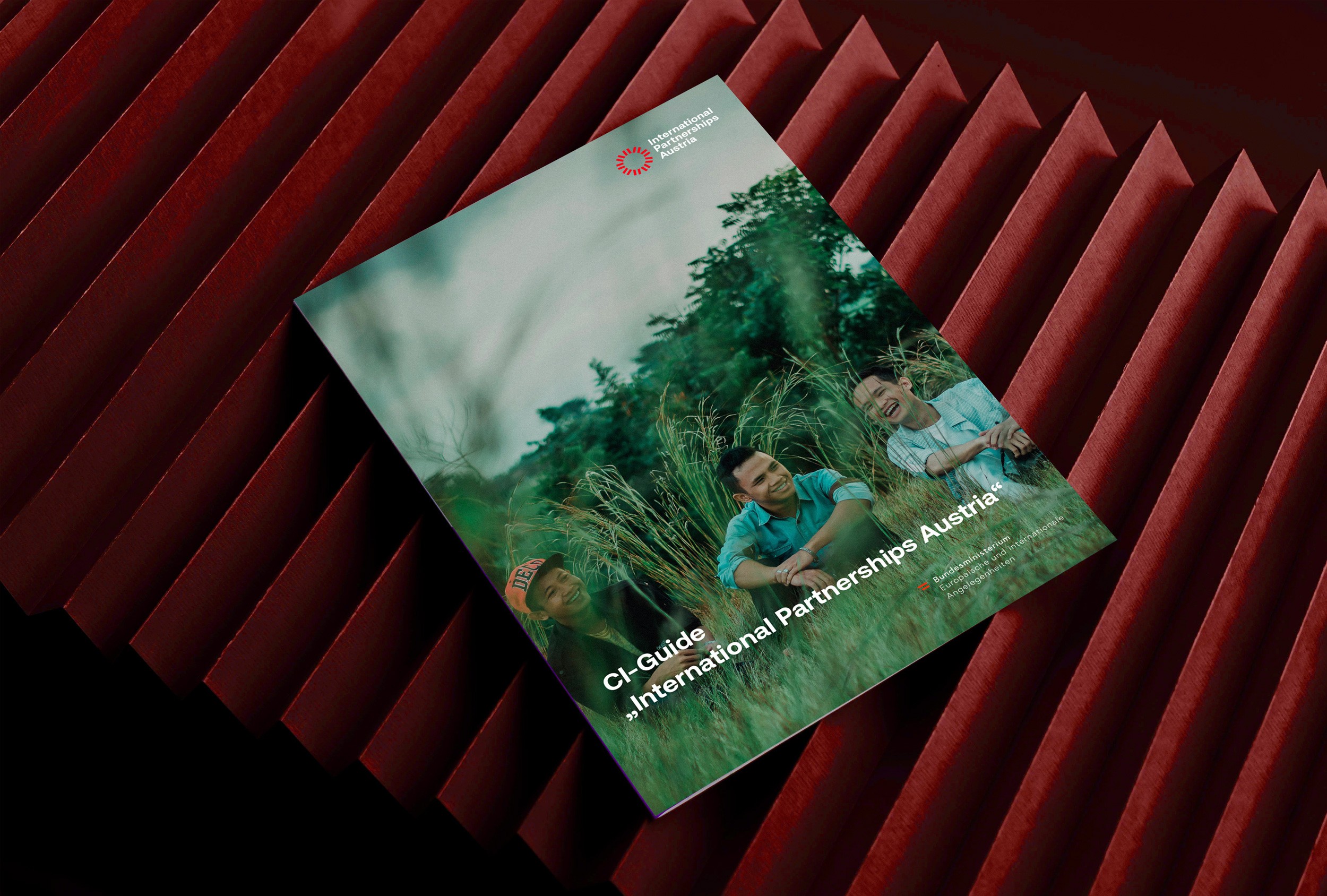 Detailaufnahme der hochwertigen Geschätsausstattung mit minimalistischer Gestaltung und edlem Papier für das Burg Vital Resort Oberlech.