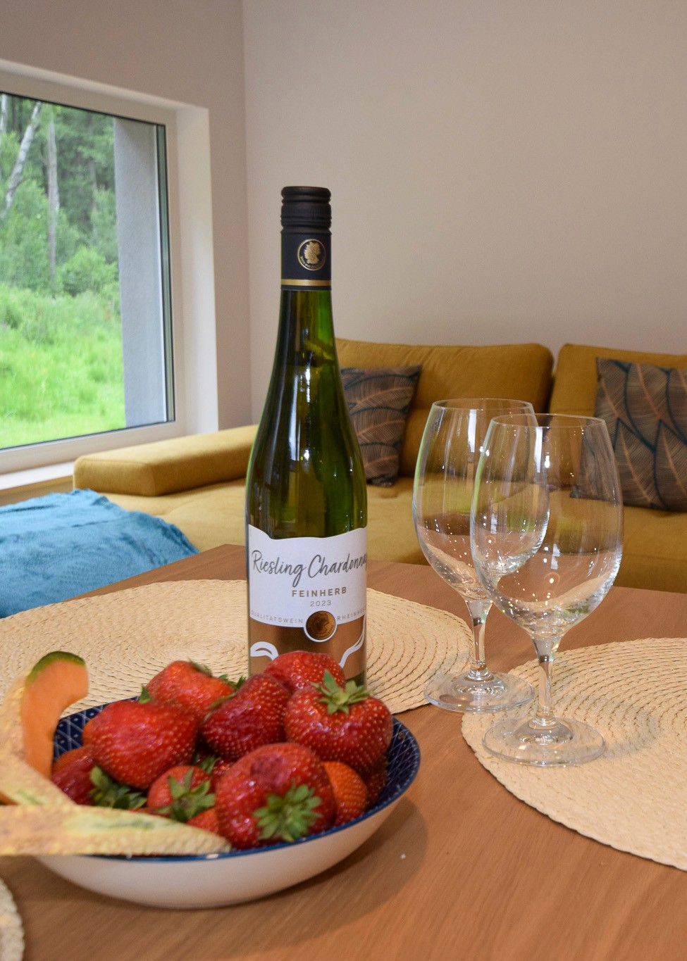 Wino z truskawkami w salonie