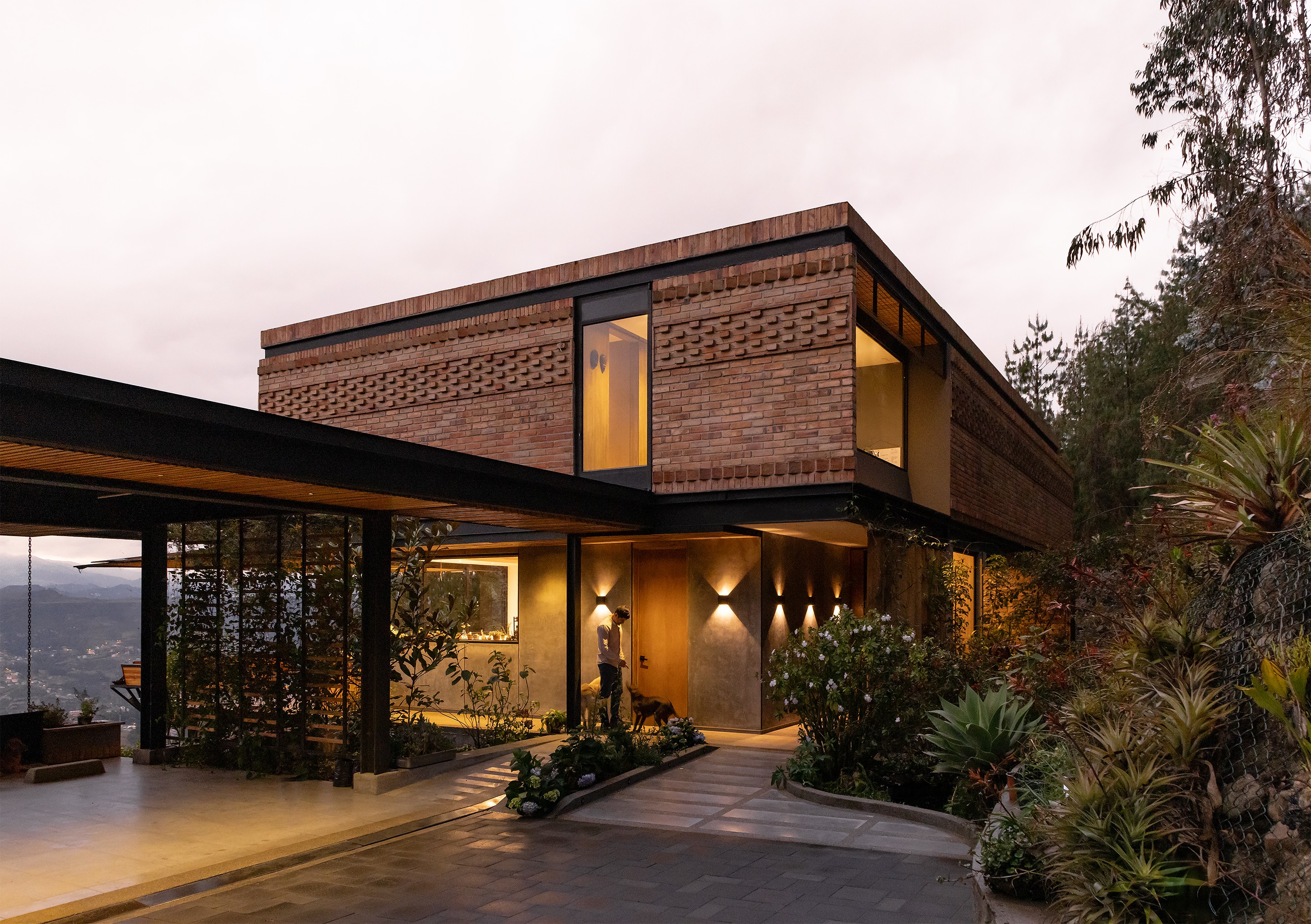 Casa moderna con fachada de aparejo de ladrillo con vista 