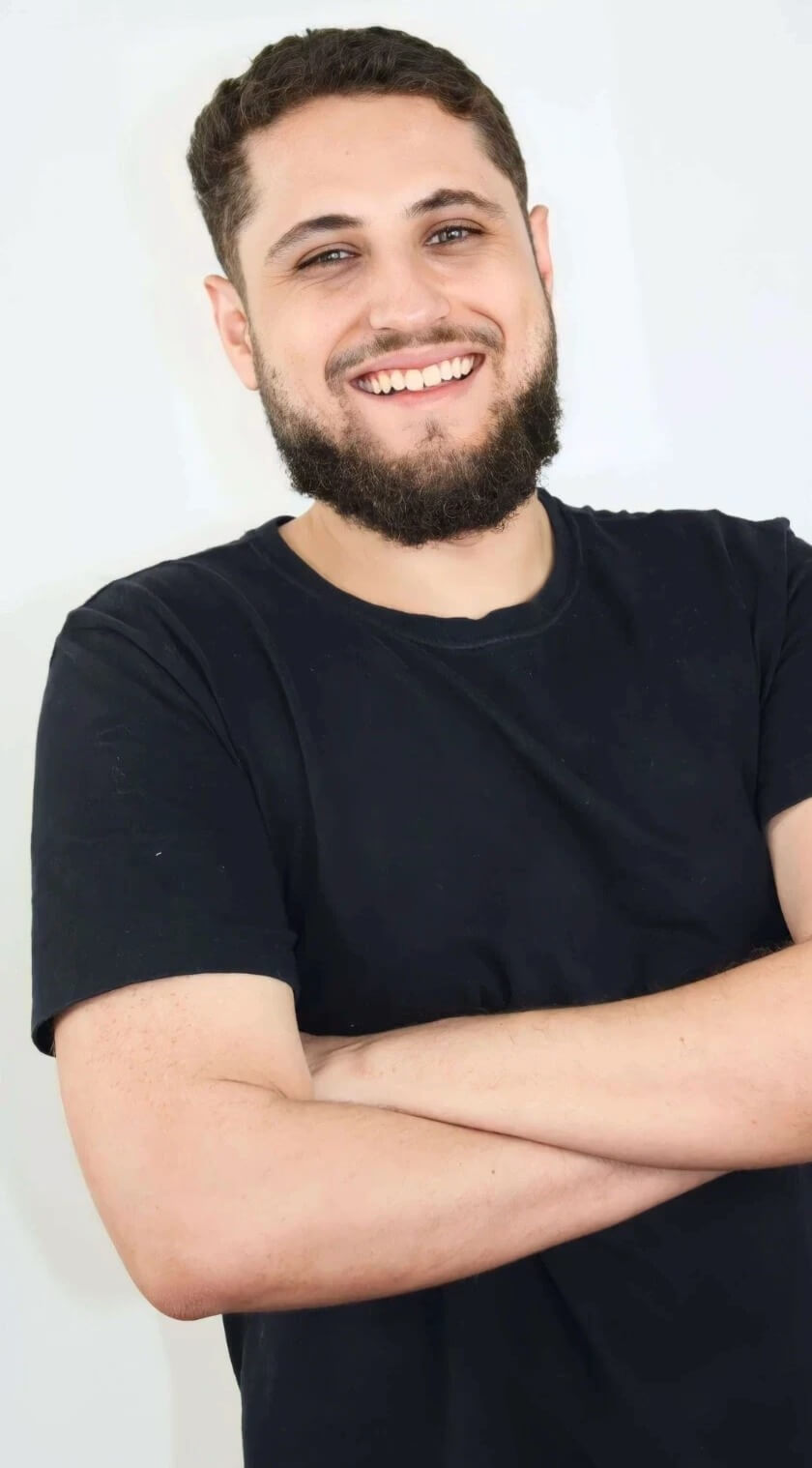 Consultor homem sorrindo para foto