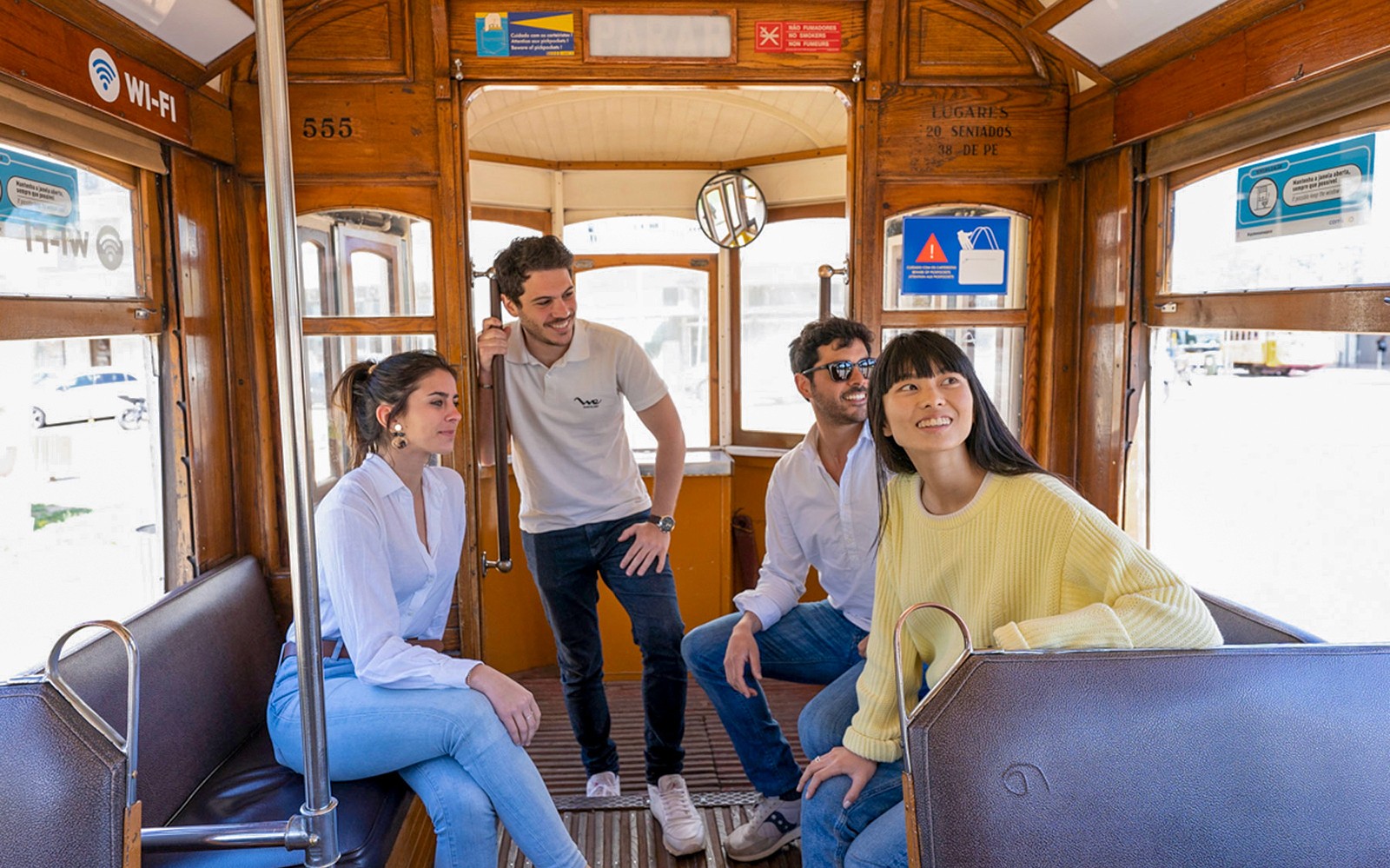 Sekelompok orang menikmati naik trem di Kota Tua Lisbon selama tur 360º Lisboa SkyWalk.