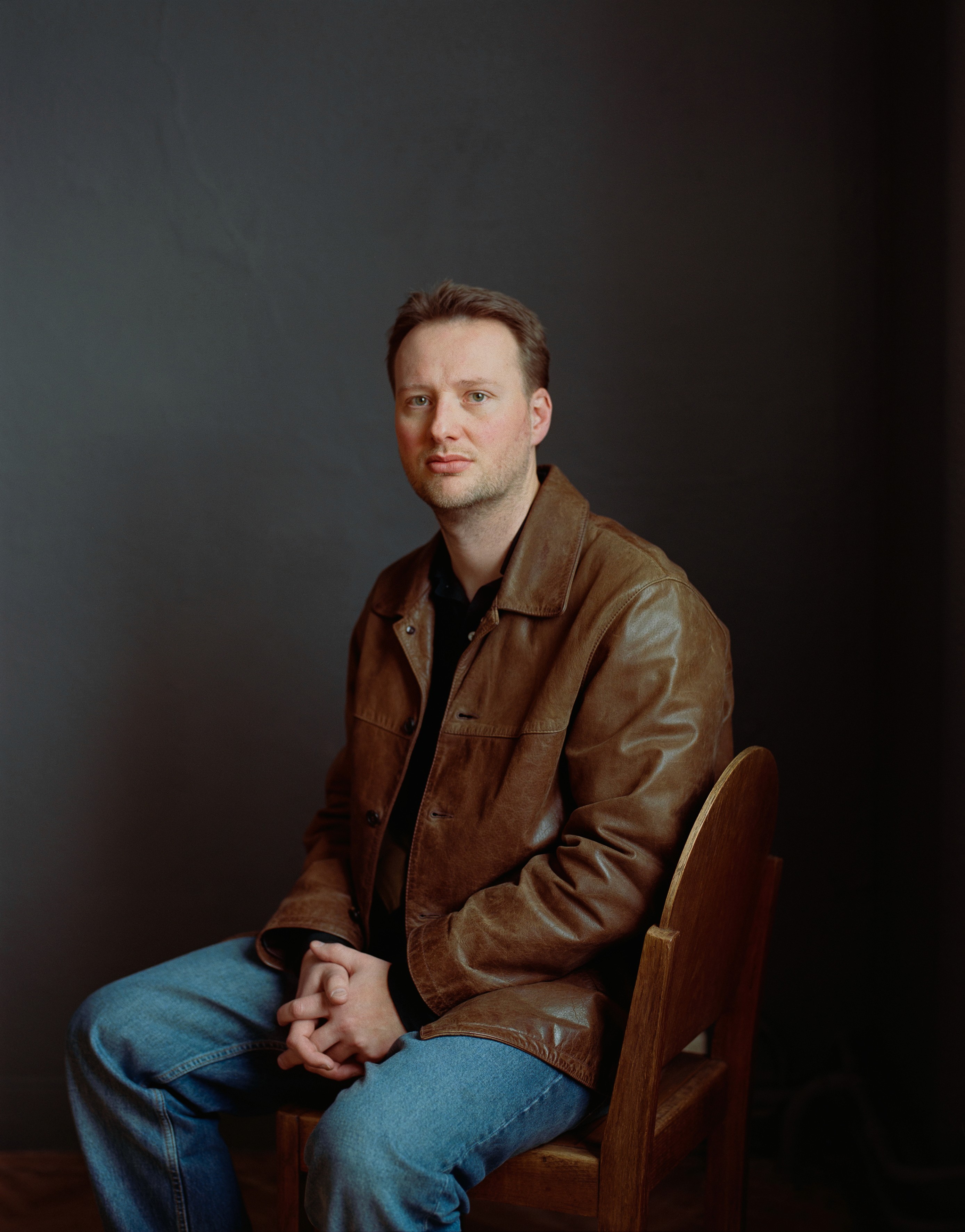 Portrait of Robbert, founder and photographer of NO ONE TO SOMEONE.