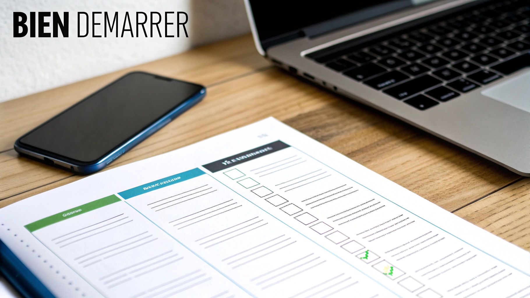 Document de planification organisationnelle avec colonnes colorées sur bureau avec ordinateur portable et smartphone