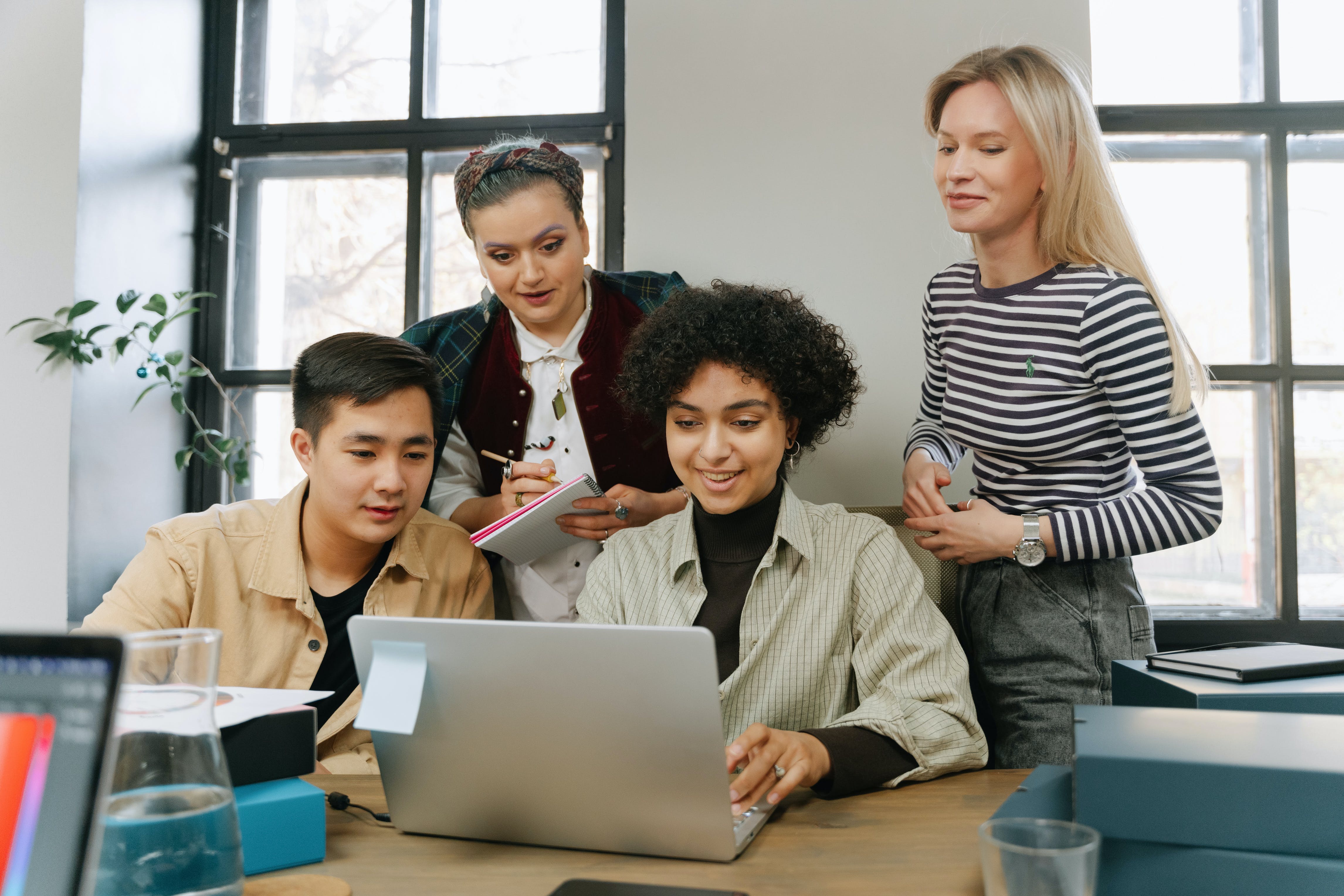 People looking at a laptop cold emailing recruiters