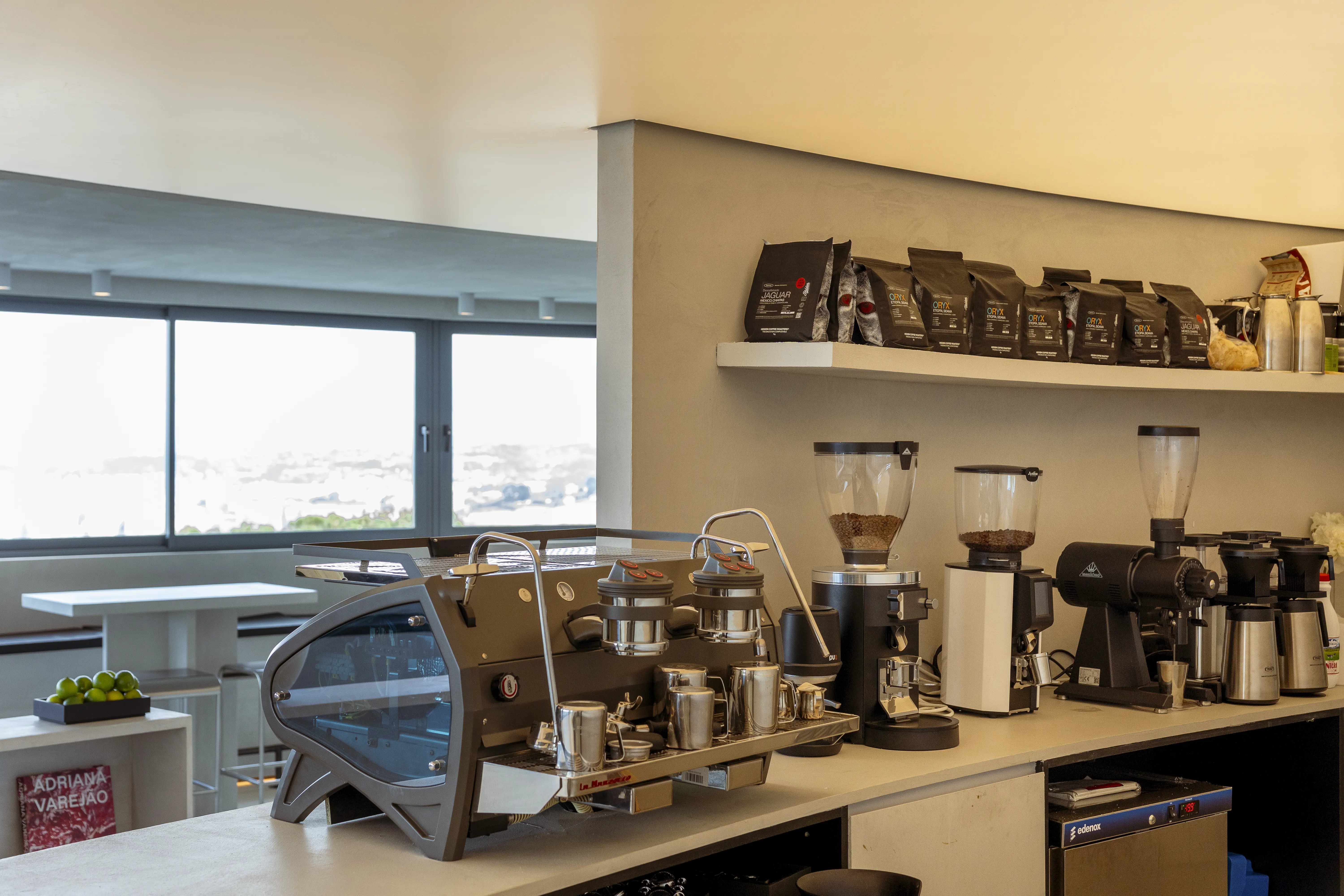 Imagen detalle cafeteria de la cupula de zara de la cafetera y los paquetes de cafe