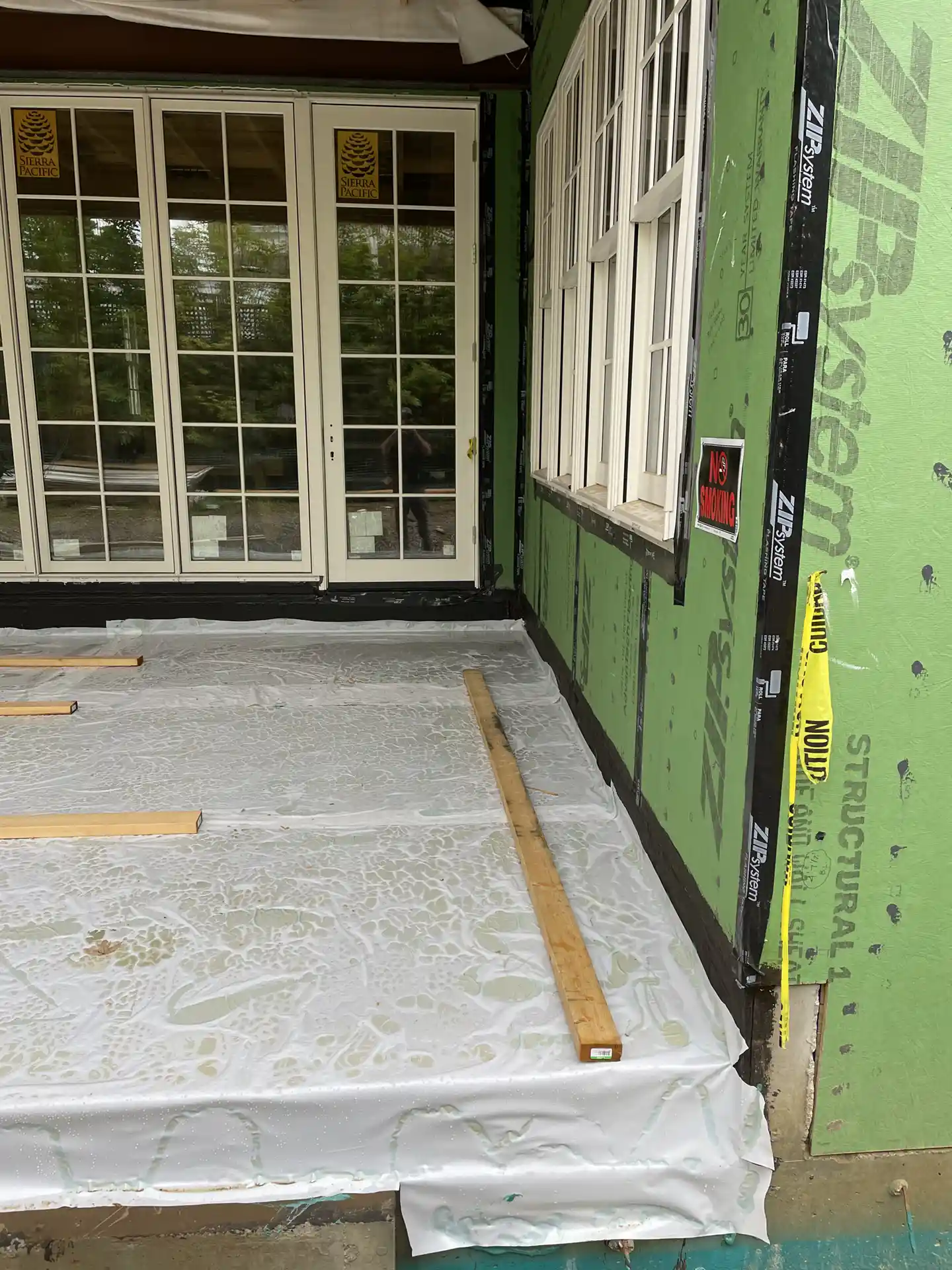 Rub-R-Guard protège le sol d'un patio en béton avec une membrane imperméable pendant la construction