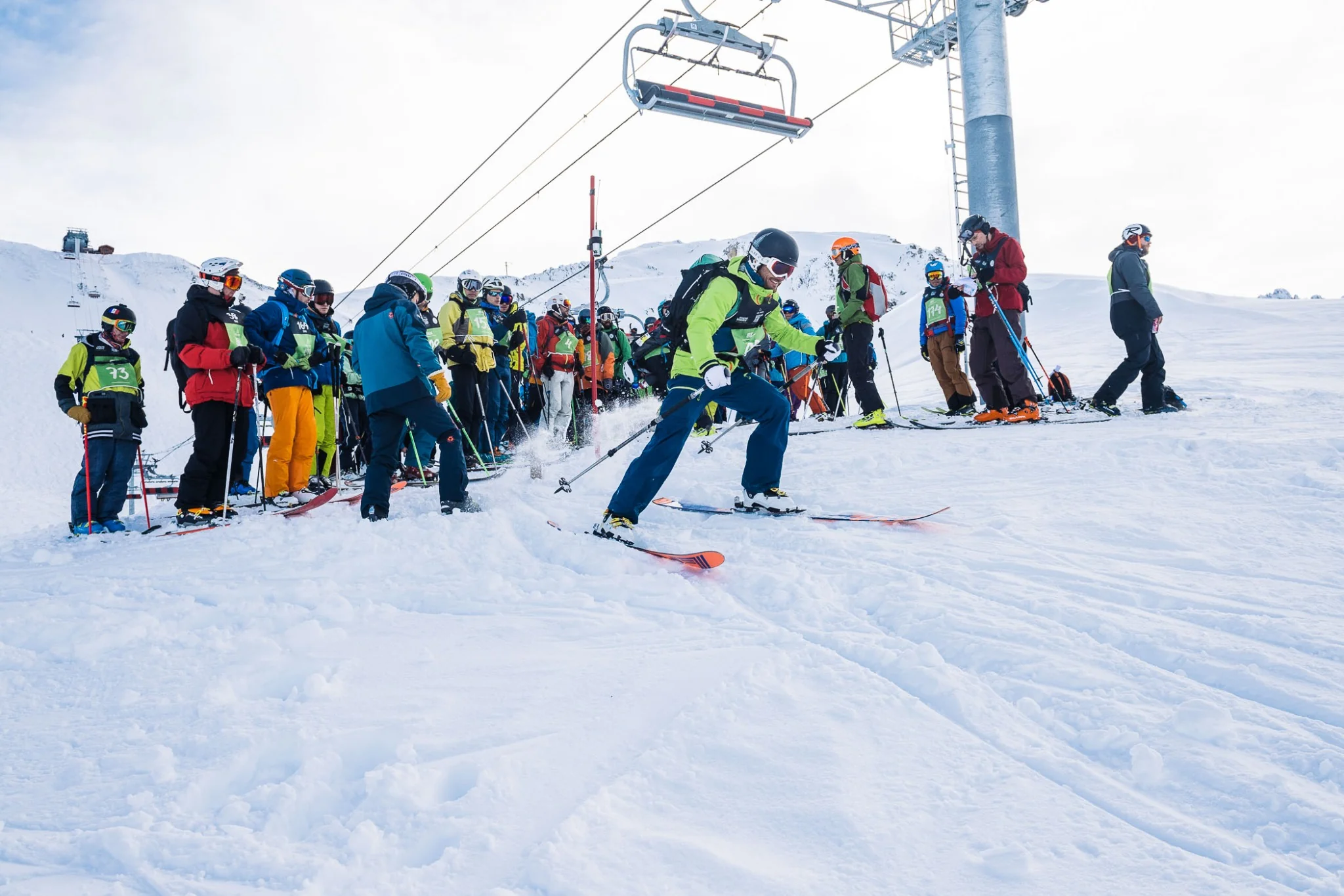 Départ d’une course de ski alpin avec un groupe de participants sur la neige