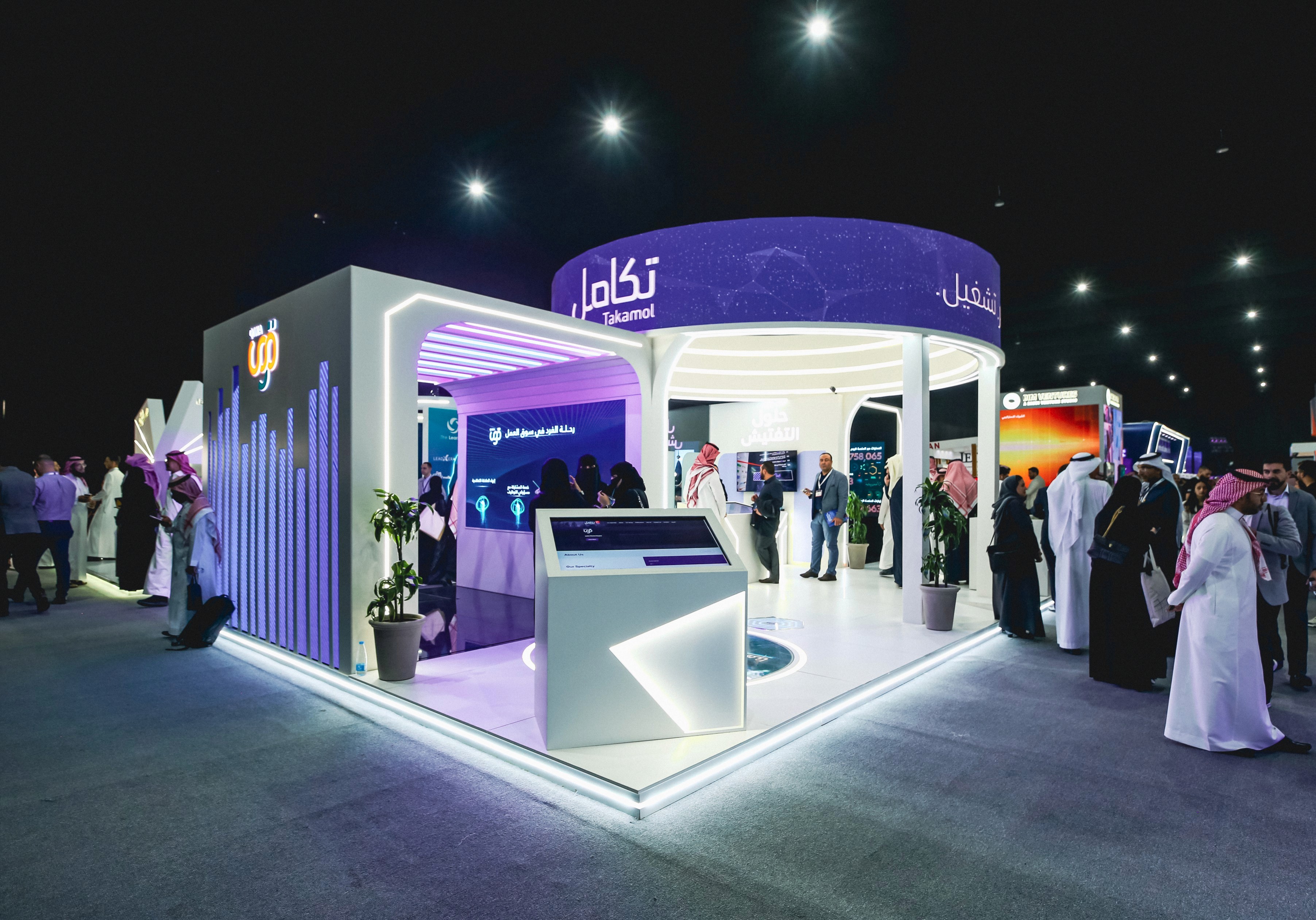 exhibition-stand-design-for-takamol-at-leap